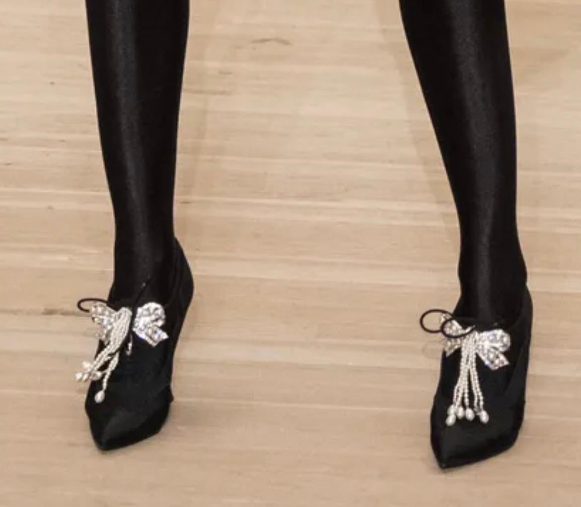 Chanel Pre-Fall 2018 Pumps in raso con spilla di cristallo e perle Metiers D'Art in vendita 8