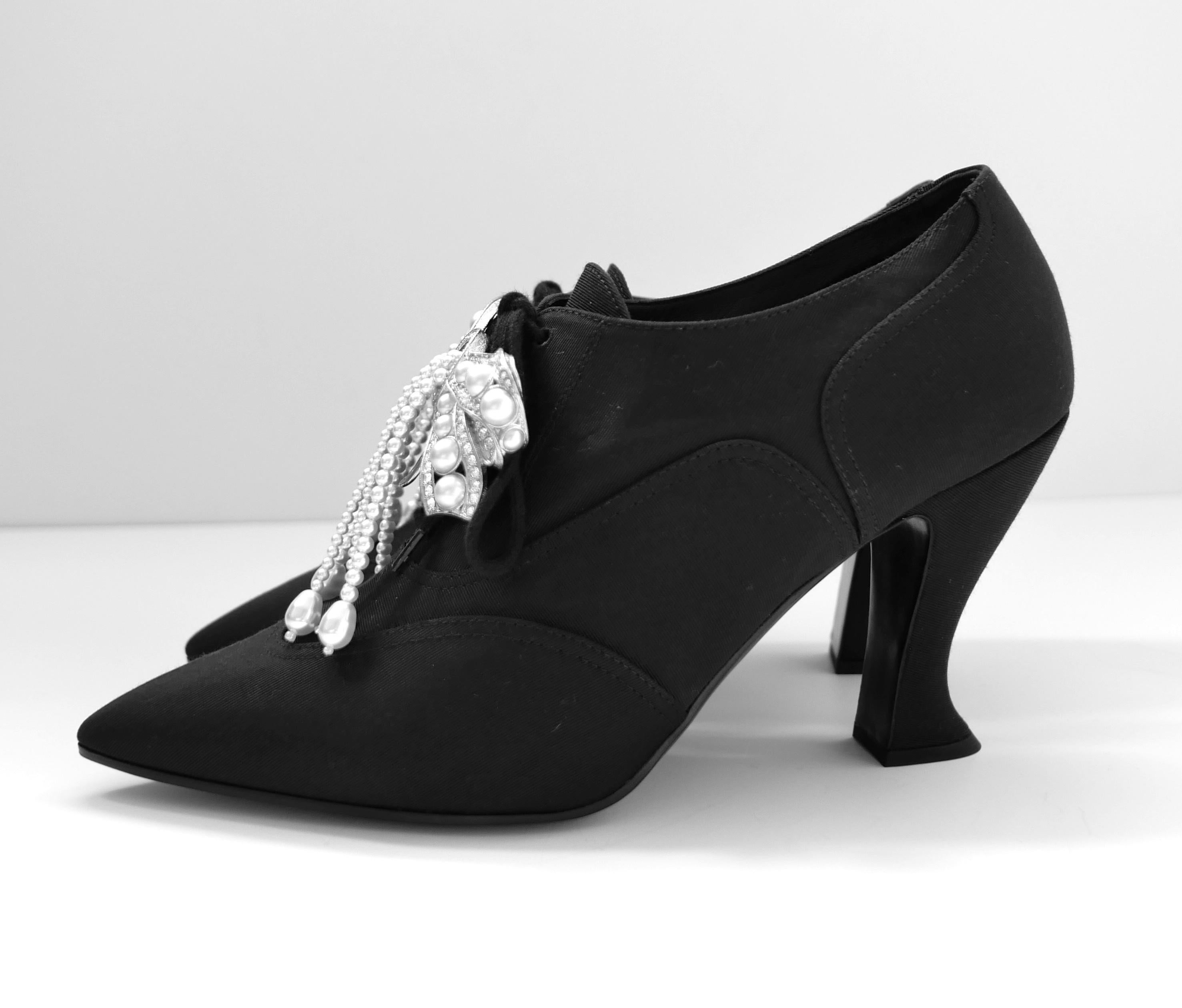 Assolutamente incredibili le décolleté Chanel con perle e cristalli della collezione di sfilate Metiers D'Art Pre-Fall 2018. Non indossato e con busta antipolvere. Realizzato in  In gros grain sateen nero opaco, hanno una forma ispirata alla