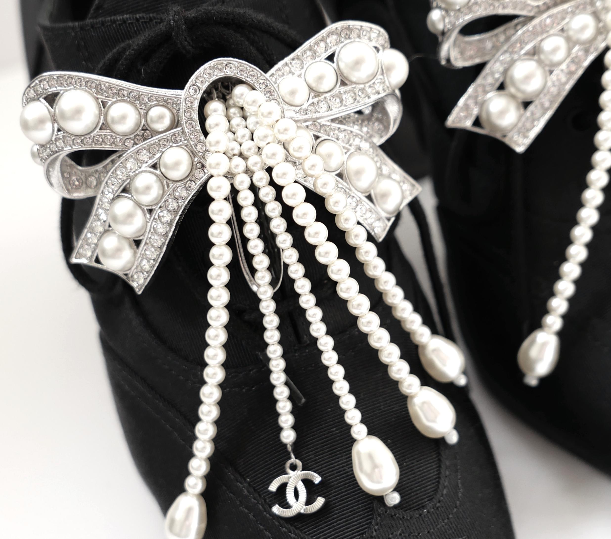 Nero Chanel Pre-Fall 2018 Pumps in raso con spilla di cristallo e perle Metiers D'Art in vendita