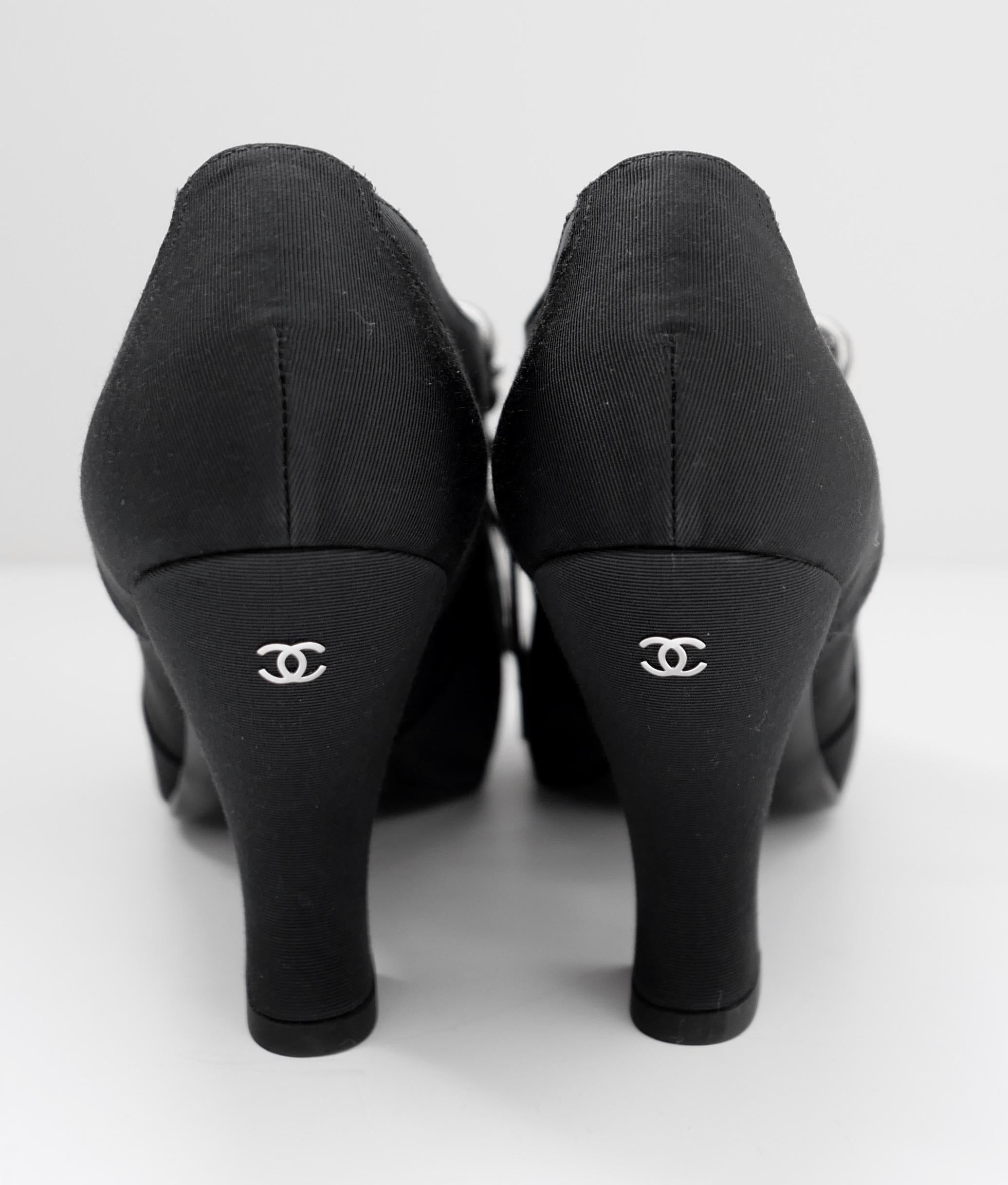 Donna Chanel Pre-Fall 2018 Pumps in raso con spilla di cristallo e perle Metiers D'Art in vendita