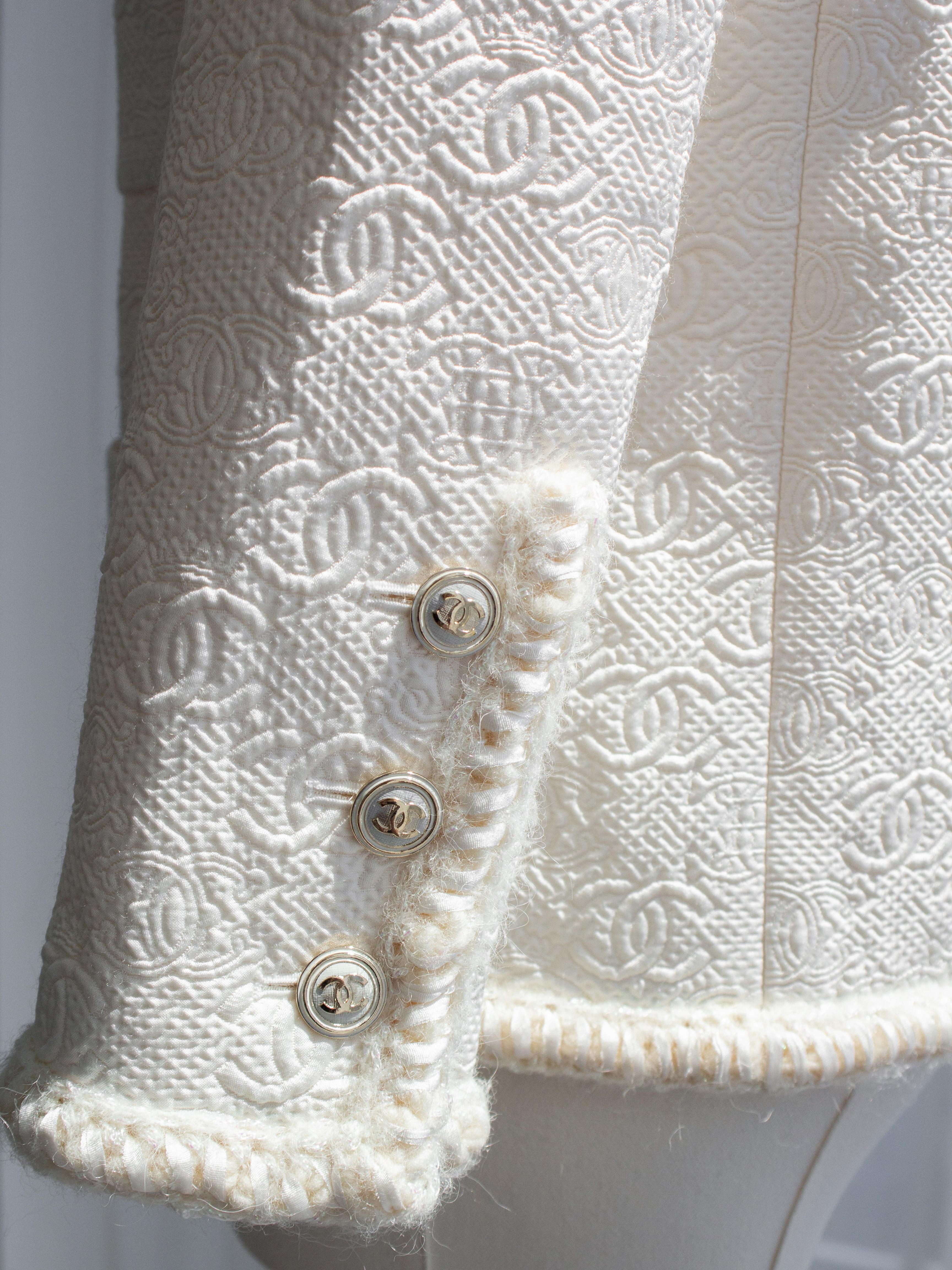 Chanel Pre-Fall 2021 Metiers D'Art White Embossed CC Logo 21A Jacket 8