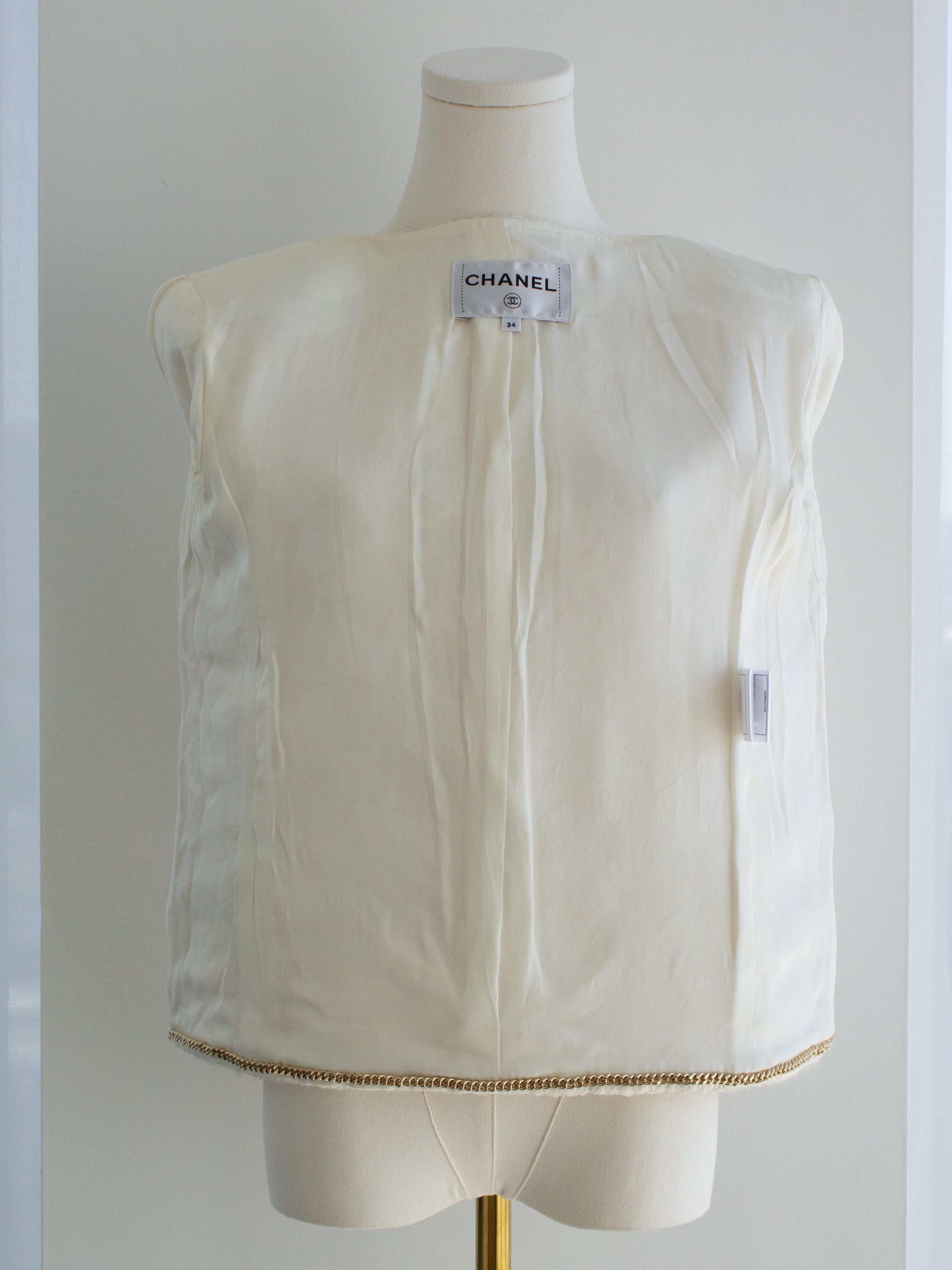 Chanel Pre-Fall 2021 Metiers D'Art White Embossed CC Logo 21A Jacket 9