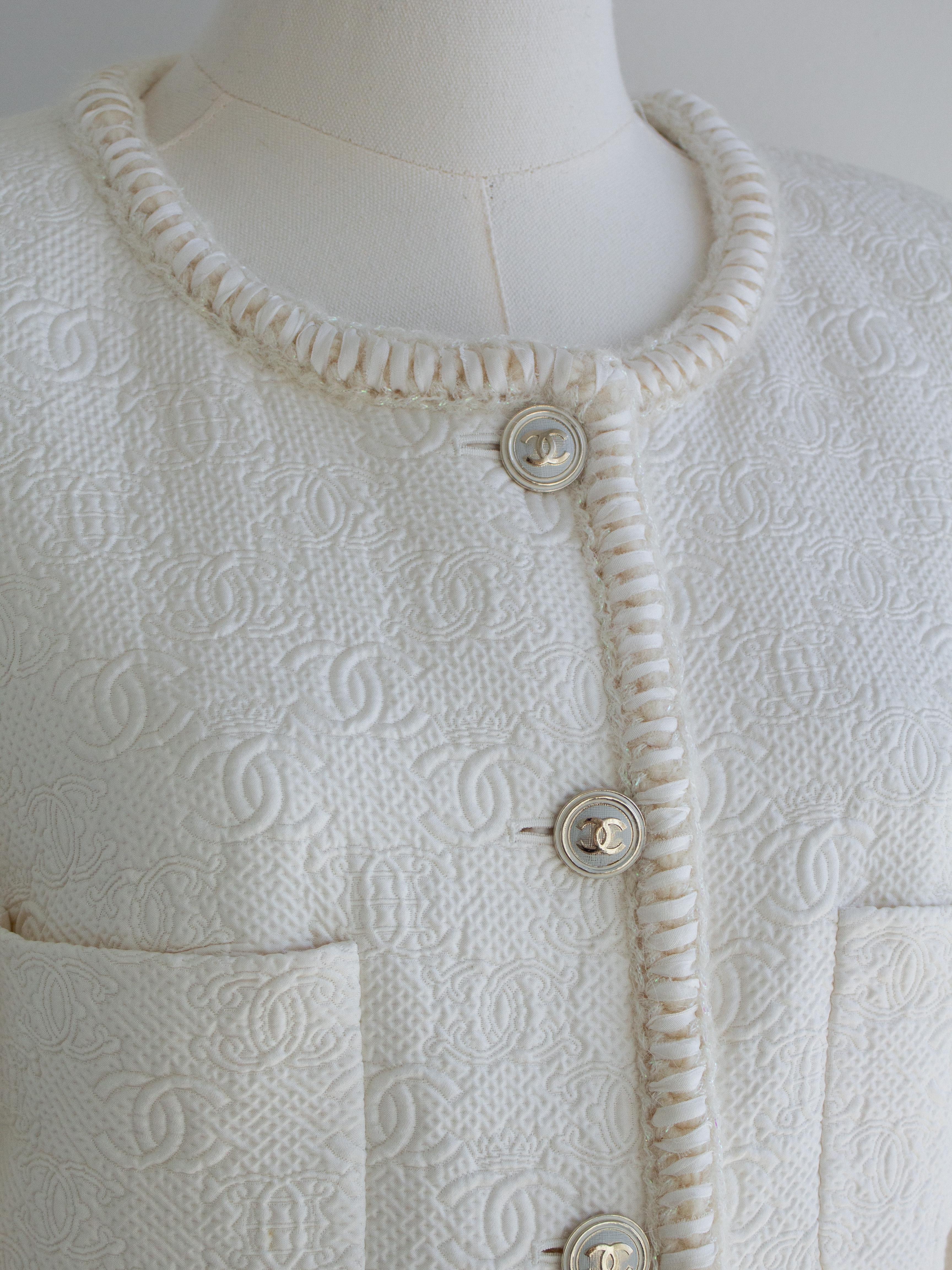 Chanel Pre-Fall 2021 Metiers D'Art White Embossed CC Logo 21A Jacket 4
