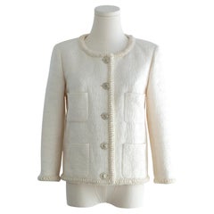 Chanel Pre-Fall 2021 Metiers D'Art - Veste 21A avec logo CC embossé blanc
