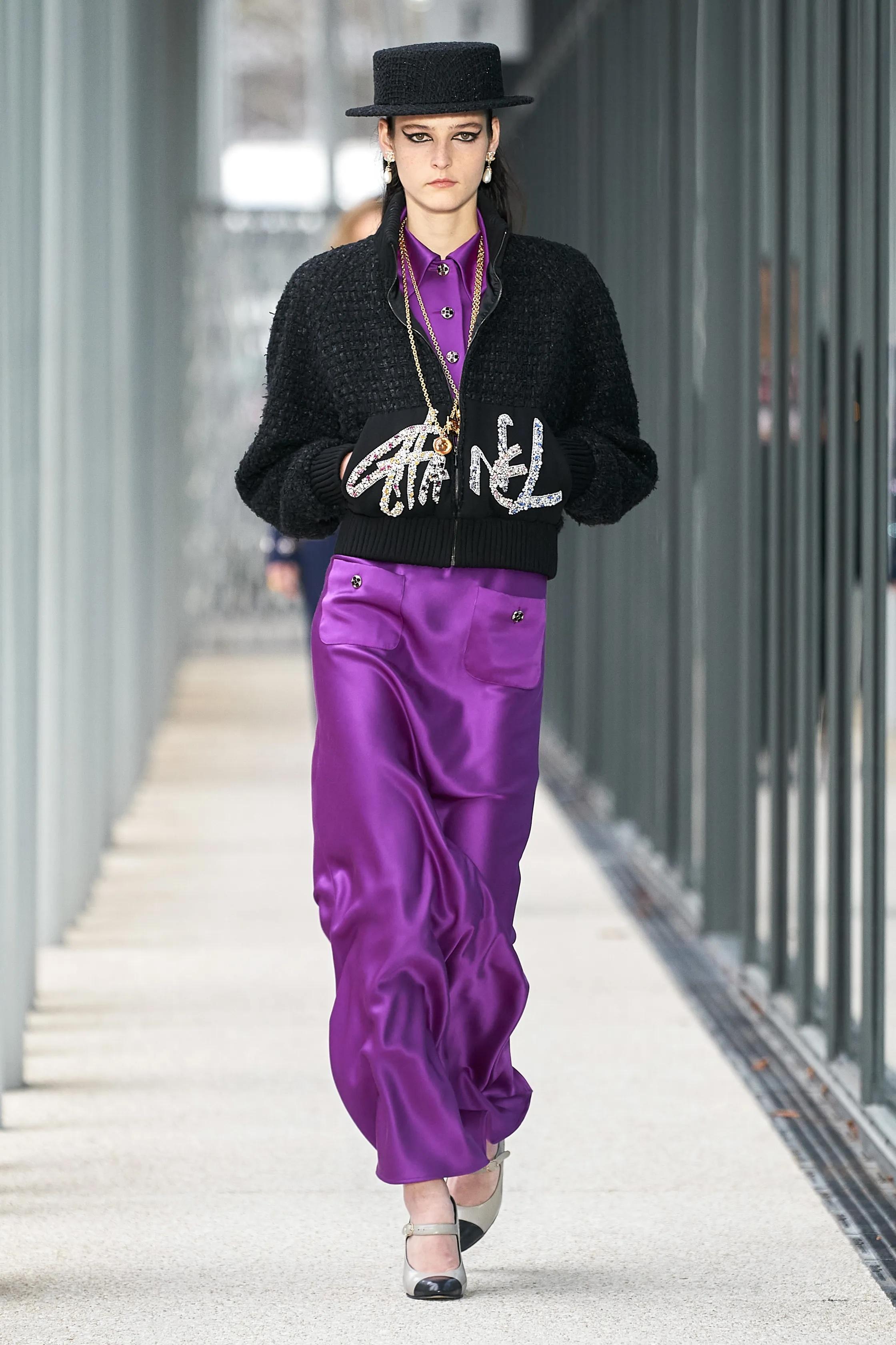 Splendida maxi gonna Chanel della collezione Pre Fall 2022 Metiers D'Art 22A. Guarda il 12 sulla passerella. Nuovo con etichetta/bottone di ricambio. Realizzato in raso di seta viola, presenta tasche anteriori applicate con splendidi bottoni