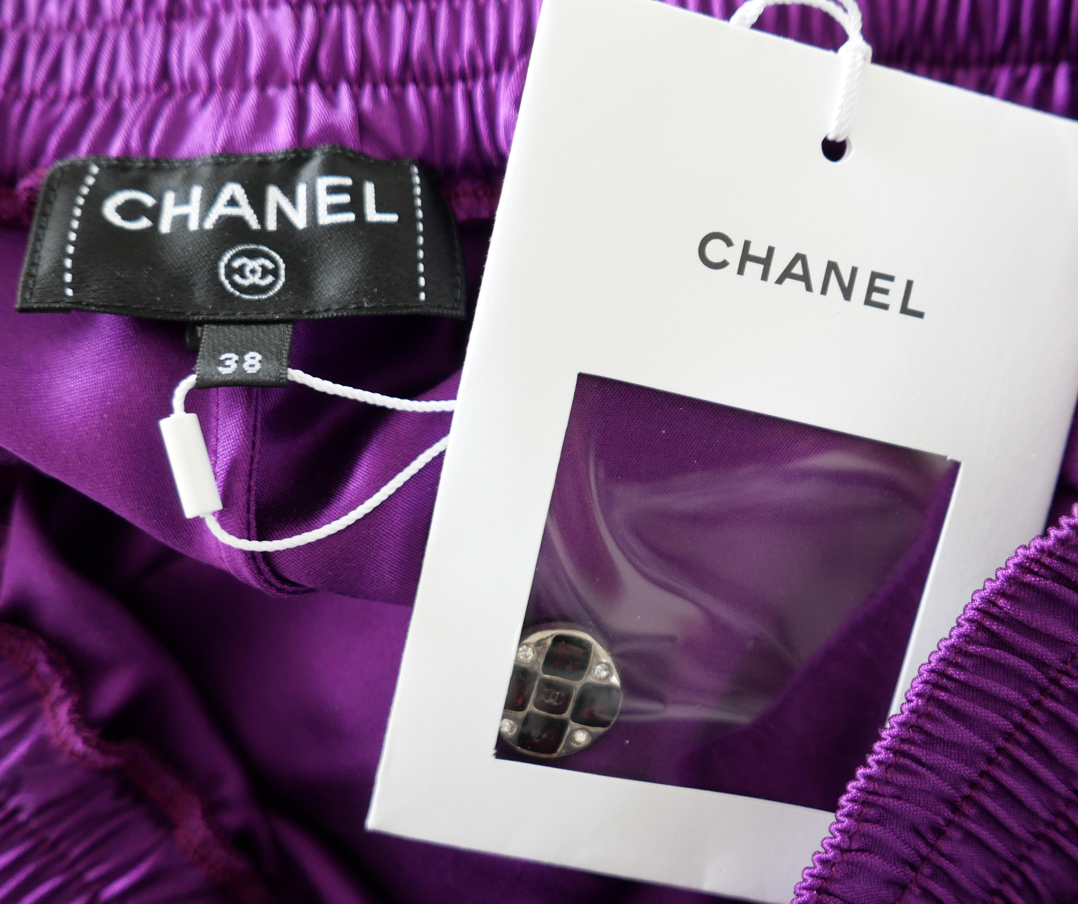 Maxi gonna Chanel Pre Fall 2022 22A in seta viola con tasche a toppa in vendita 1