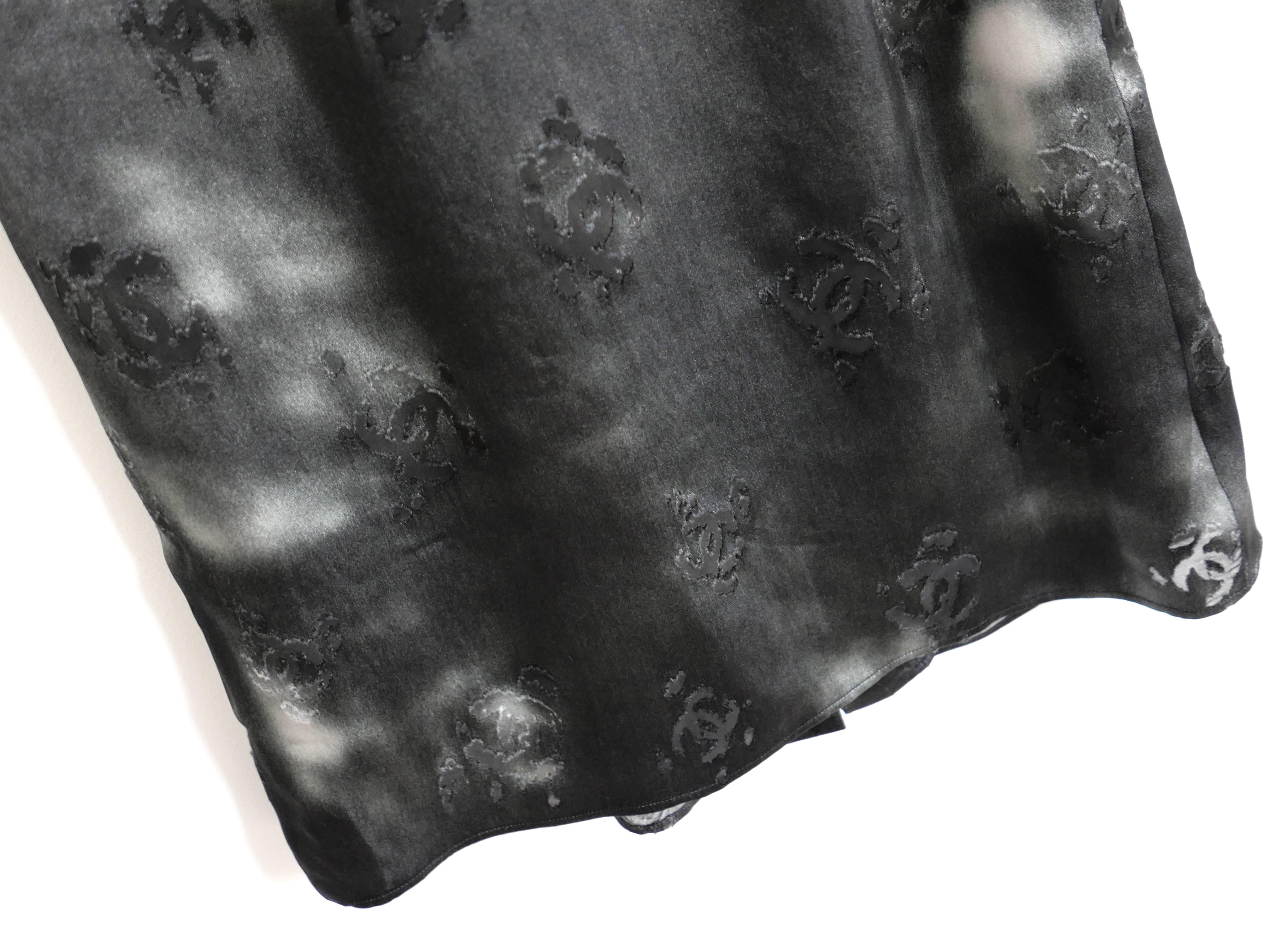 Falda larga Chanel súper chula inspirada en las chicas rockeras de la colección Pre Fall 2022 Metiers D'Art 22A. Nueva con etiqueta y percha. Confeccionada en viscosa quemada gris 
