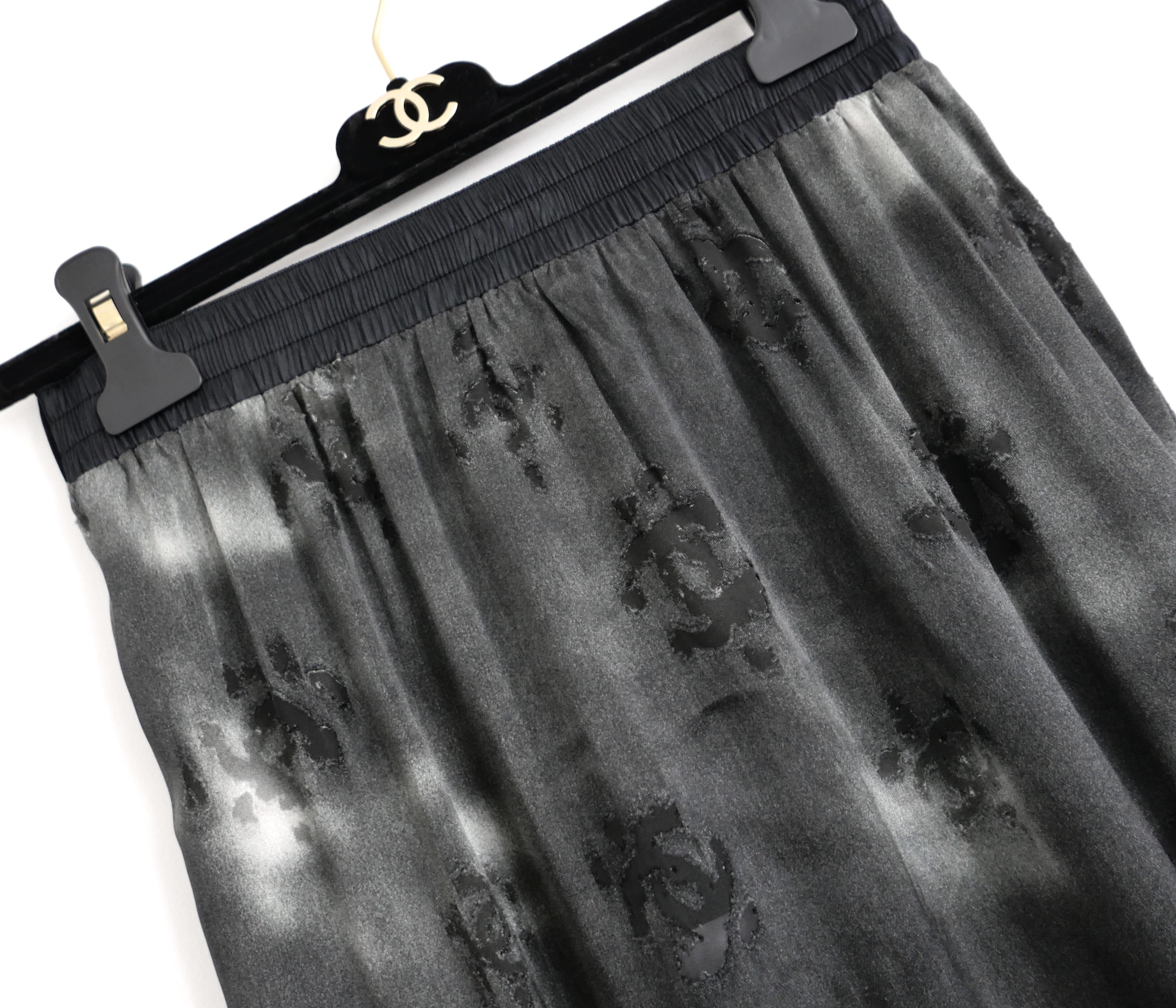 Chanel Pre Otoño 2022 Gris CC Logo Falda Larga Devore en Nuevo estado para la venta en London, GB