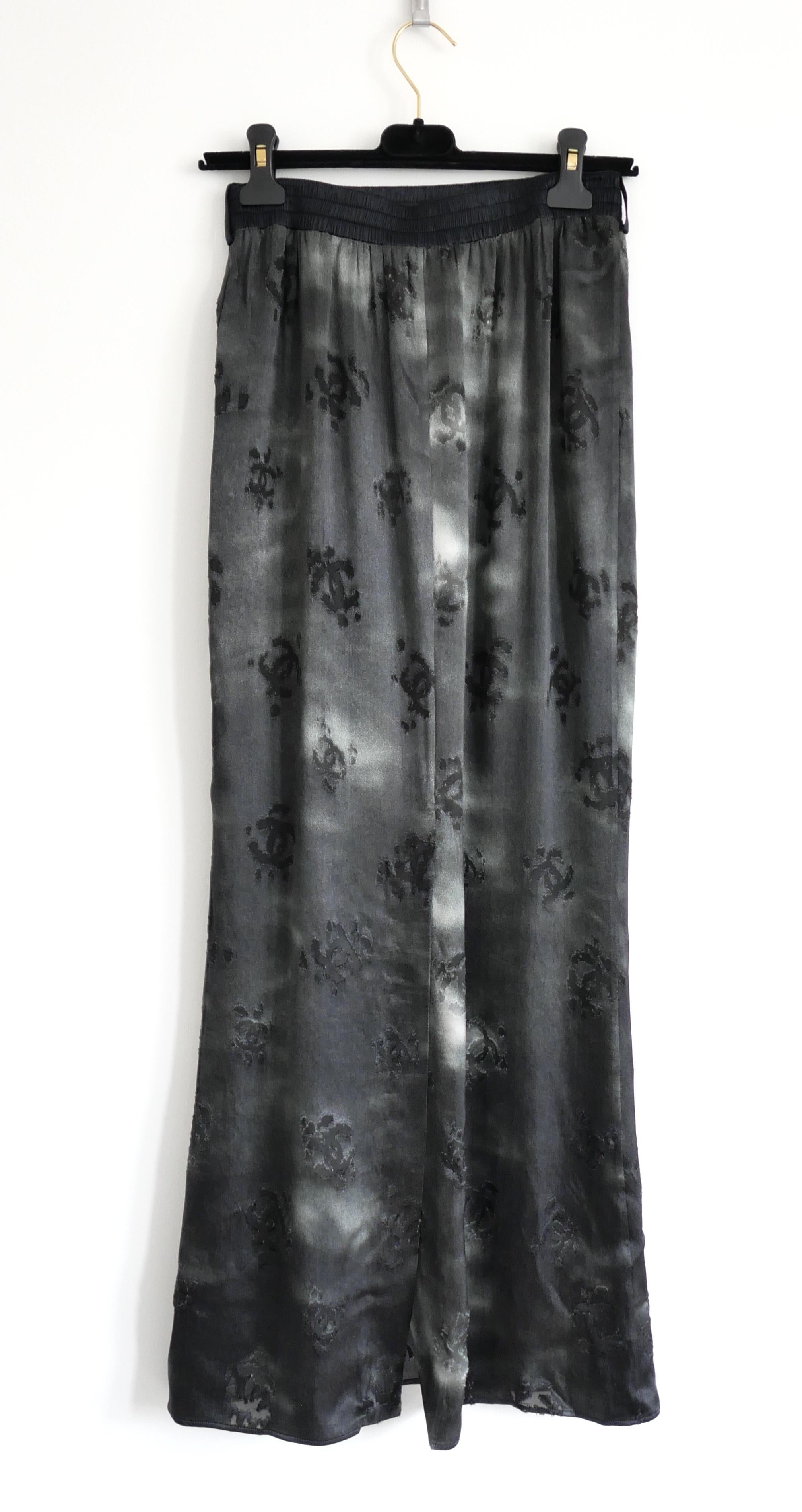 Chanel Pre Otoño 2022 Gris CC Logo Falda Larga Devore en venta 3