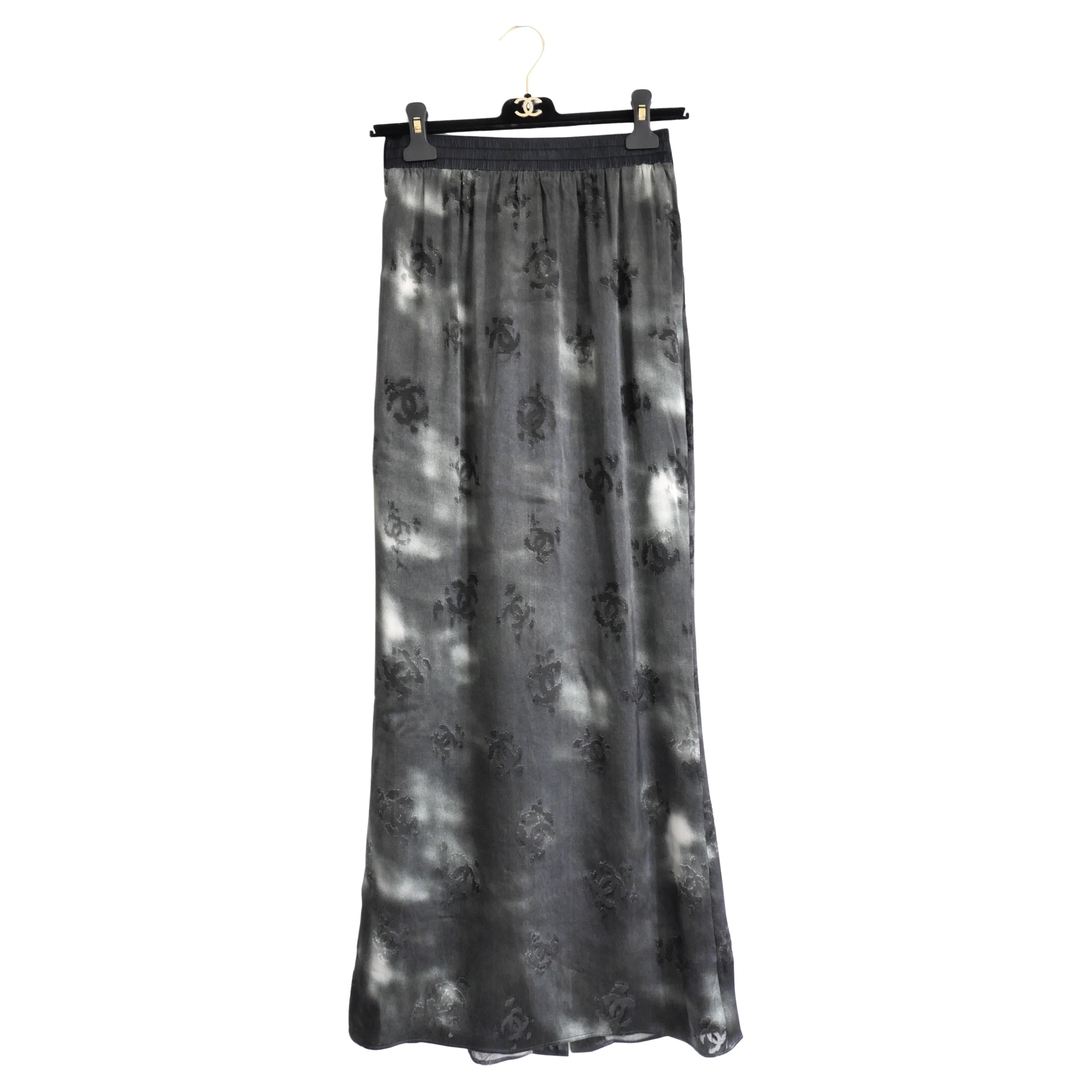 Chanel Pre Otoño 2022 Gris CC Logo Falda Larga Devore en venta
