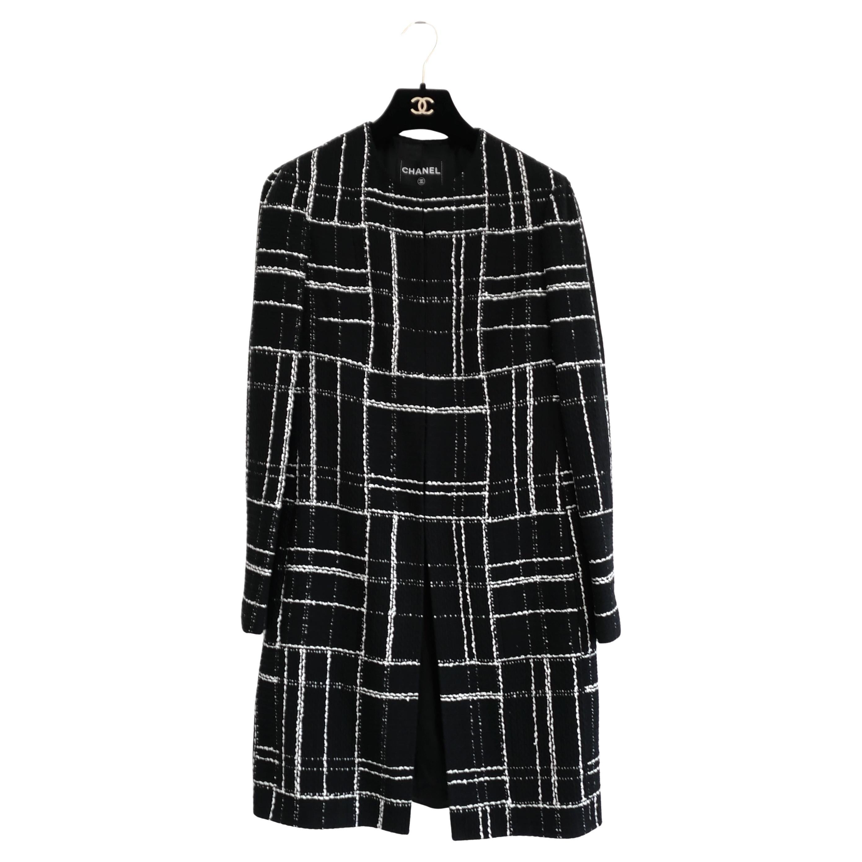 Chanel Pre-Fall 2023 23A Cappotto in tweed a quadri bianchi e neri