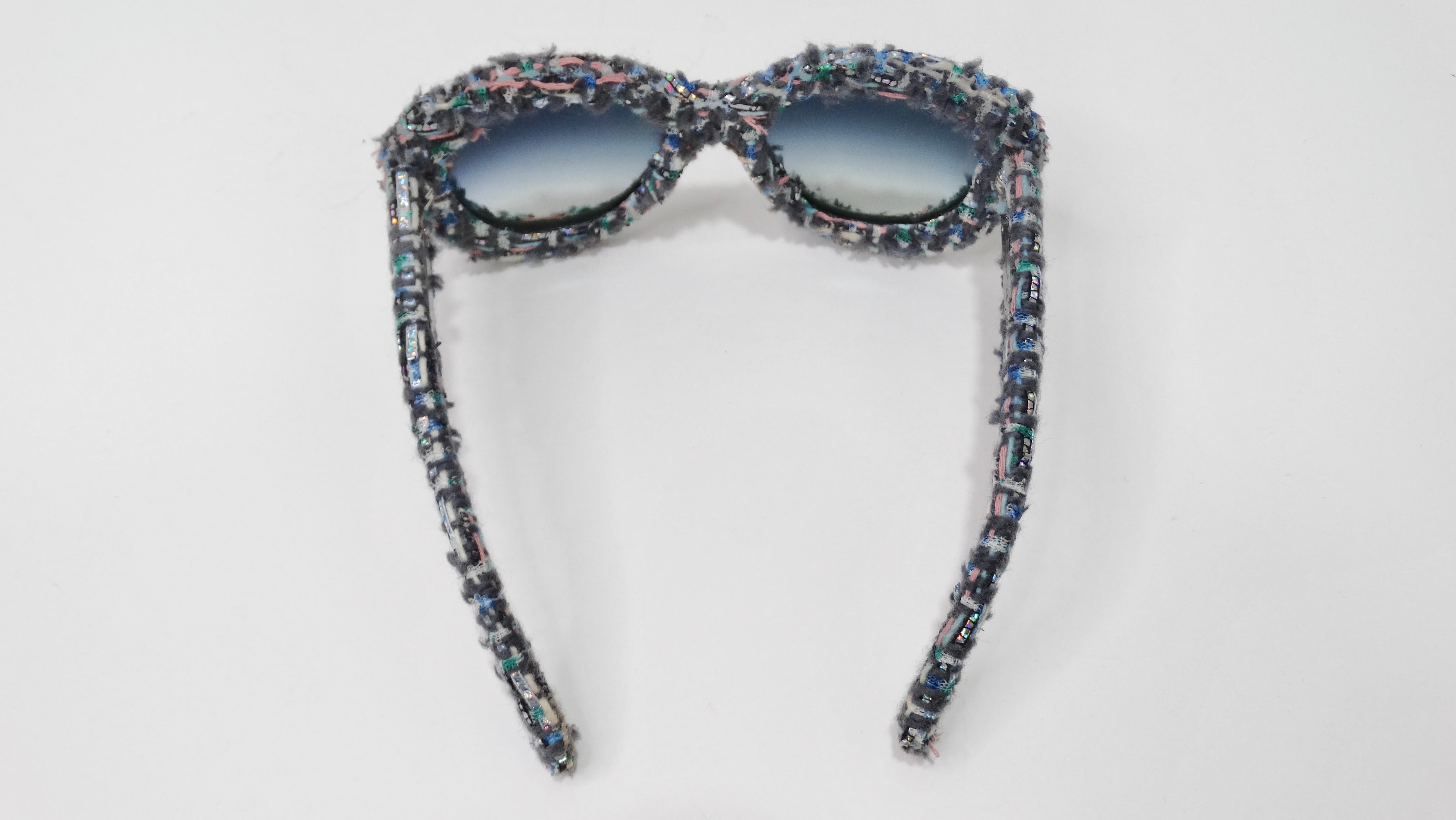 Fühlen Sie sich mit diesen fantastischen Chanel-Sonnenbrillen wie auf dem Laufsteg! Diese übergroße Sonnenbrille aus Tweed von Chanel stammt aus der Pre-Fall-Kollektion 2014 und ist etwas für mutige Fashionistas. Mit dunklen Ombre-Gläsern und einem