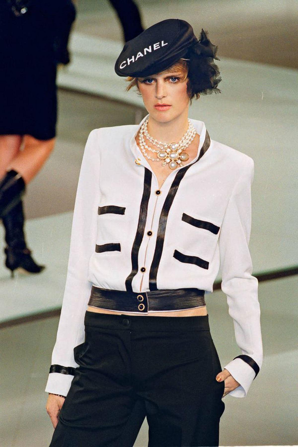 
CHANEL Pre-Owned
1990-2000s logo print casket hat

Chanel displays its bold logo on the front of this casket hat, in white capitalised letters contrasting with black cotton.

Imported

Highlights
circa 1990-2000s
black
cotton
logo print to the