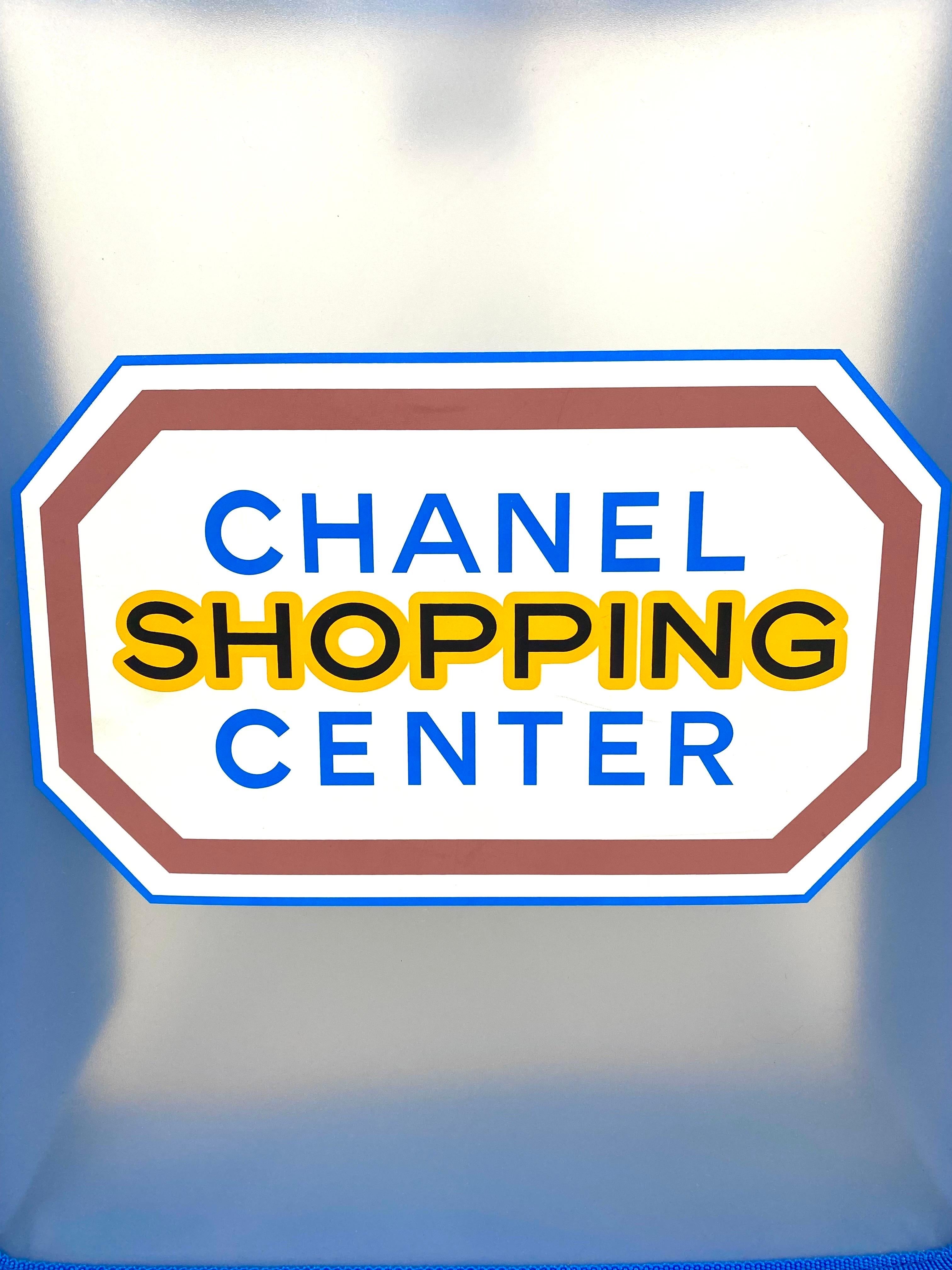 CHANEL Gekauft
Transparente Tragetasche mit Logodruck 2014
Bekannt für die Umgestaltung der Ausstellung im Grand Palais in Paris
Halle für ihre fantastischen Laufstegshows in jeder Saison,
Chanel hat dort sein eigenes Einkaufszentrum für
die