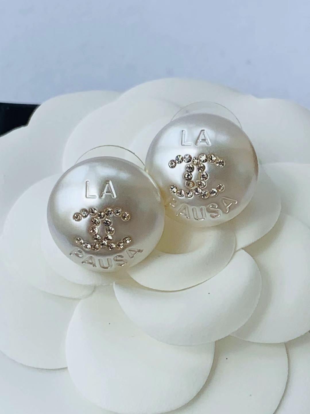They say diamonds are a girl's best friend but we believe pearls do the trick just as well. Adorned with a signature CC logo and faux-pearl crystal detailing, these ear studs from Chanel Pre-Owned are the ones you'll never want to take off. BFFs,