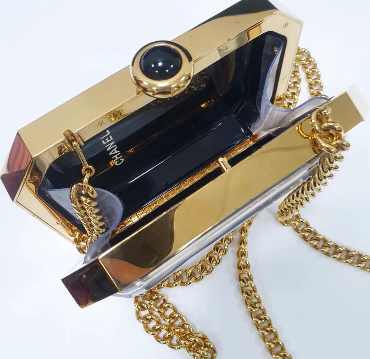 Every creation of Chanel maintains the legacy of the brand with its brilliant craftsmanship and artistic designs. From the brand's range of the most exclusive clutch designs comes this Premiere minaudiere clutch made of plexiglass and gold-tone