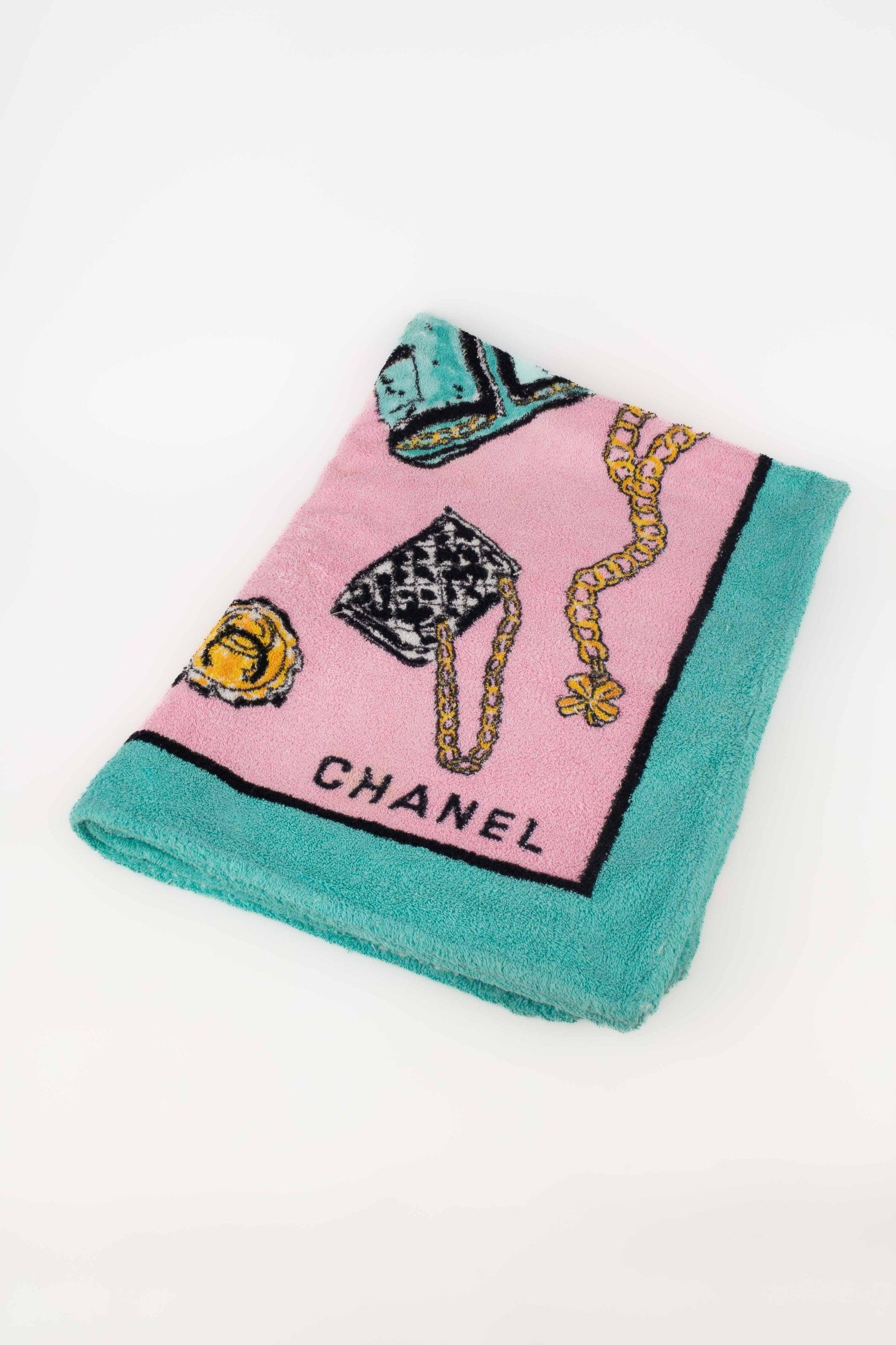 Chanel - (Made in France) Pretty vintage cotton napkins illustrated with jewelry, clothing and accessories Chanel

Additional information:
Condition: Very good condition
Dimensions: 100 cm x 150 cm

Seller Reference: FFC22