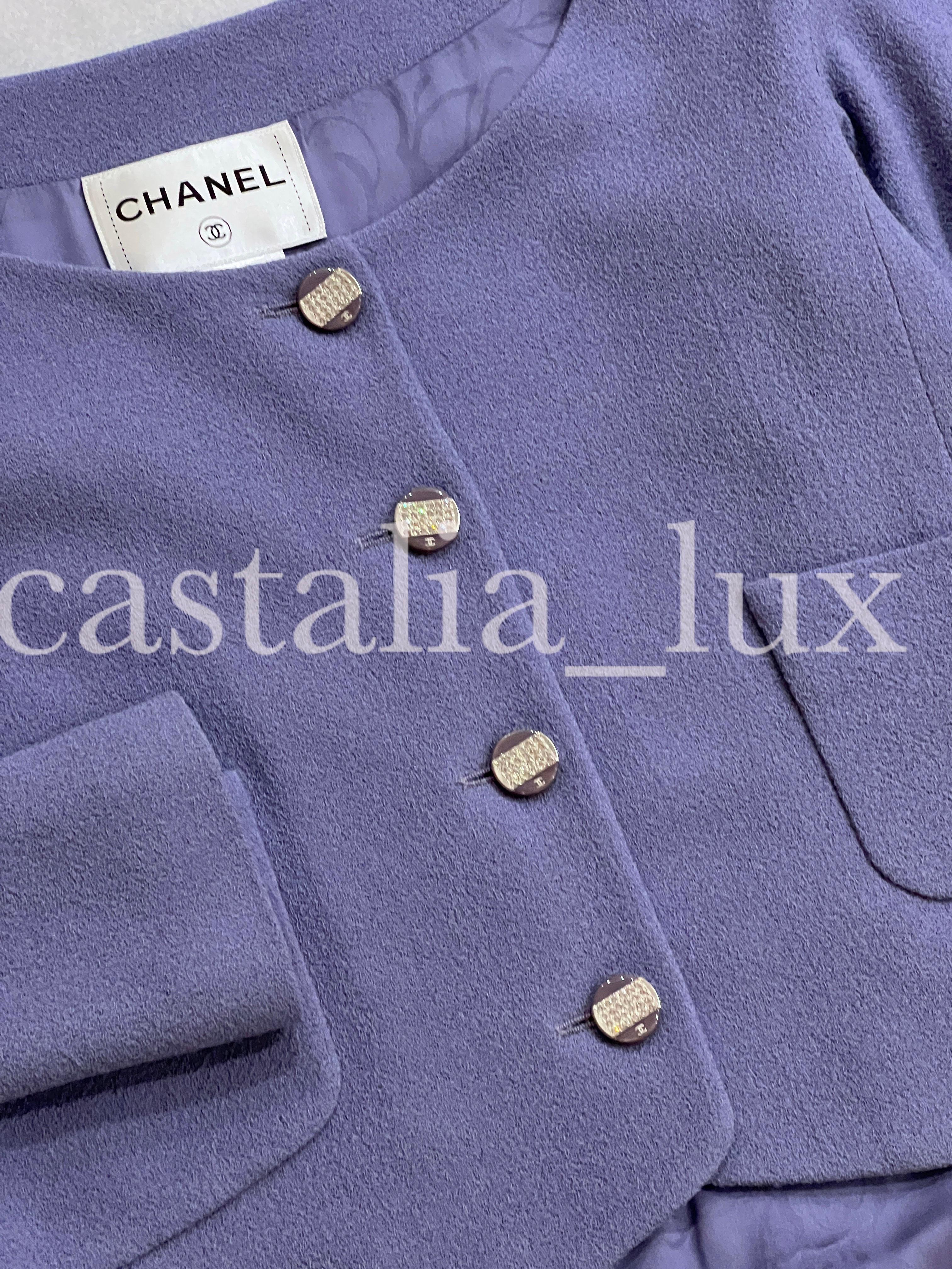 Chanel Prinzessinnenstil CC Tweedjacke mit Juwelenknöpfen und Tweed-Jacke im Angebot 7