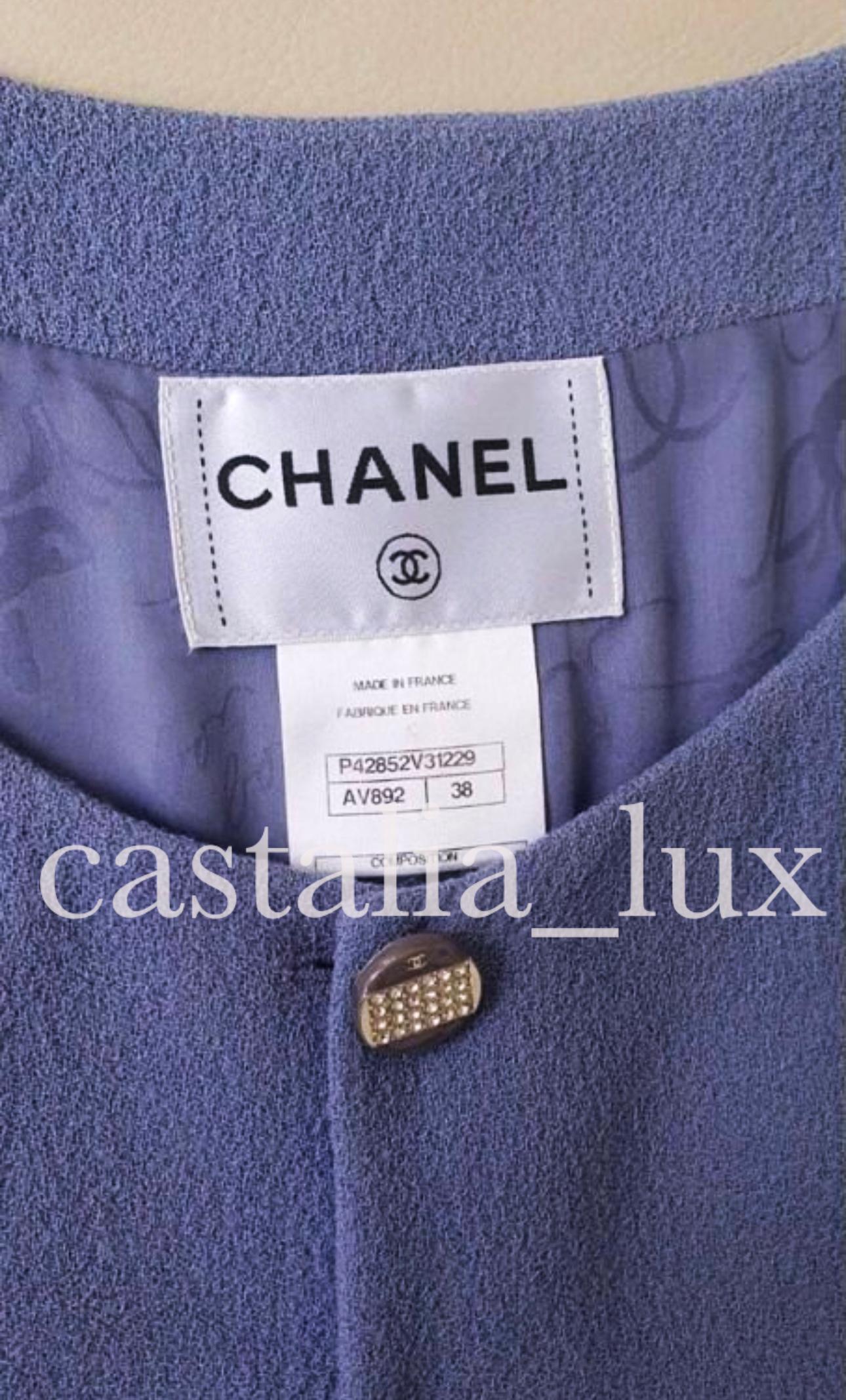 Chanel Prinzessinnenstil CC Tweedjacke mit Juwelenknöpfen und Tweed-Jacke im Angebot 9