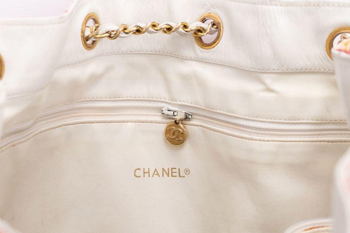Chanel - Sac en toile imprimée avec doublure en cuir blanc en vente 4