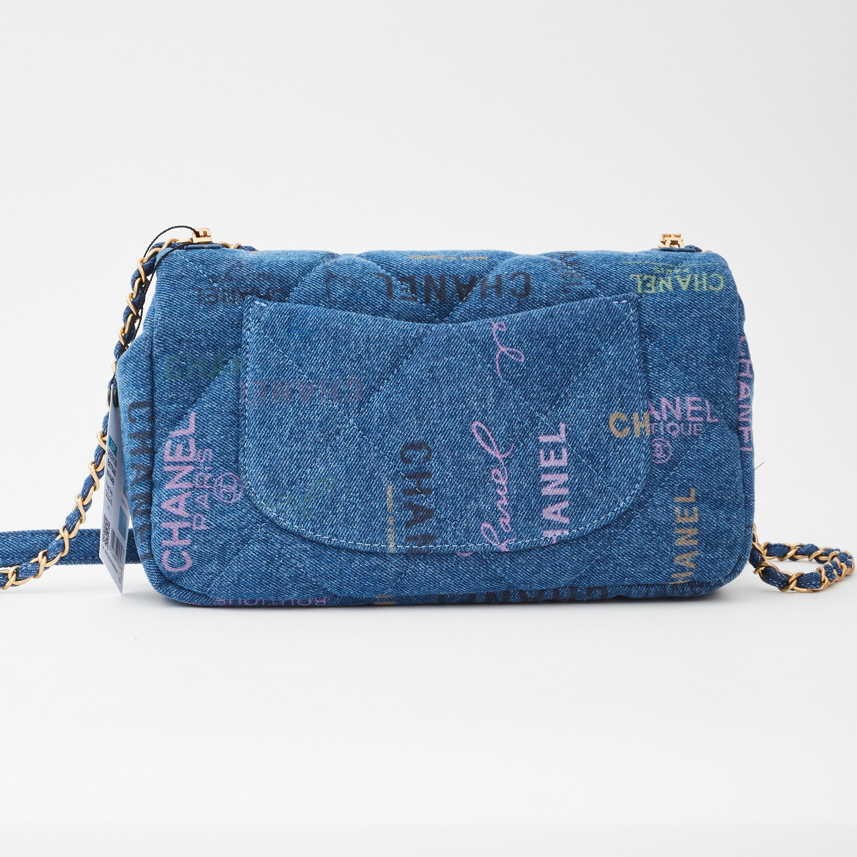 Borsa Chanel stampata CC Blue Denim Large Graffiti con patta (2022) In condizioni Nuovo a Montreal, Quebec