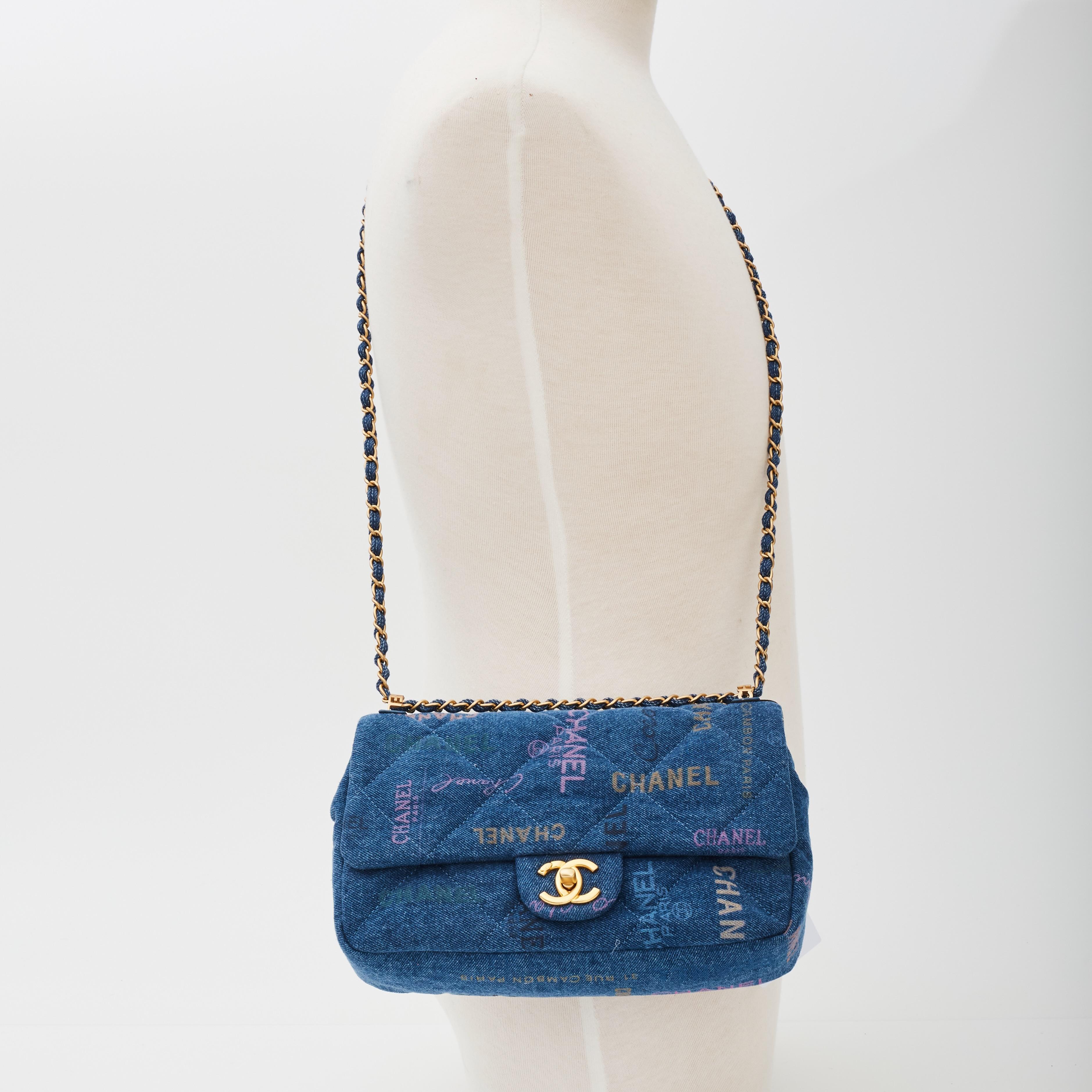 Borsa Chanel stampata CC Blue Denim Large Graffiti con patta (2022) 5