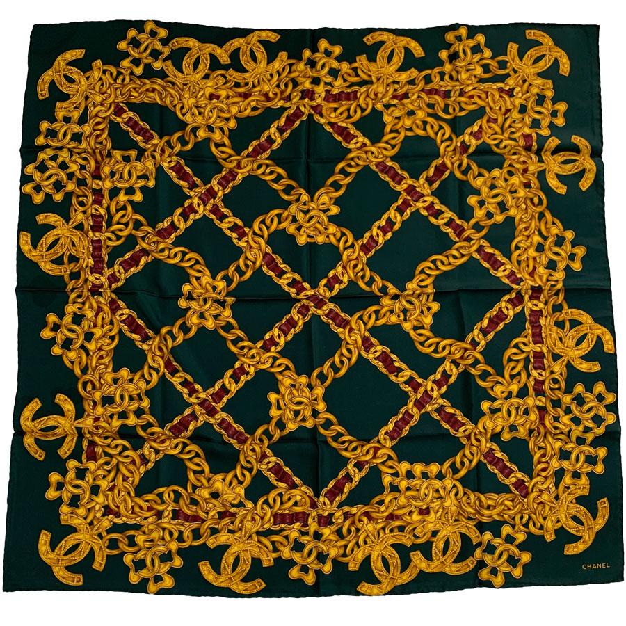 CHANEL scarf with printed chains in dark green and gold silk.

The pattern of this scarf represents CHANEL's belt chains, bag handles or emblematic necklace in golden hues.
CHANEL inscription in the corner. Made in Italy.
It is in very good