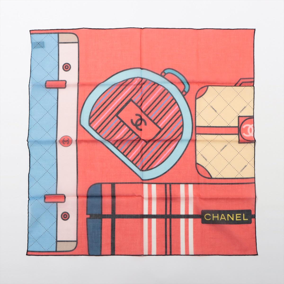 L'écharpe Chanel en coton imprimé multicolore est un accessoire vibrant et chic qui incarne l'essence du style emblématique de Chanel. Confectionnée en coton doux et léger, cette écharpe présente un imprimé accrocheur mettant en scène les sacs et
