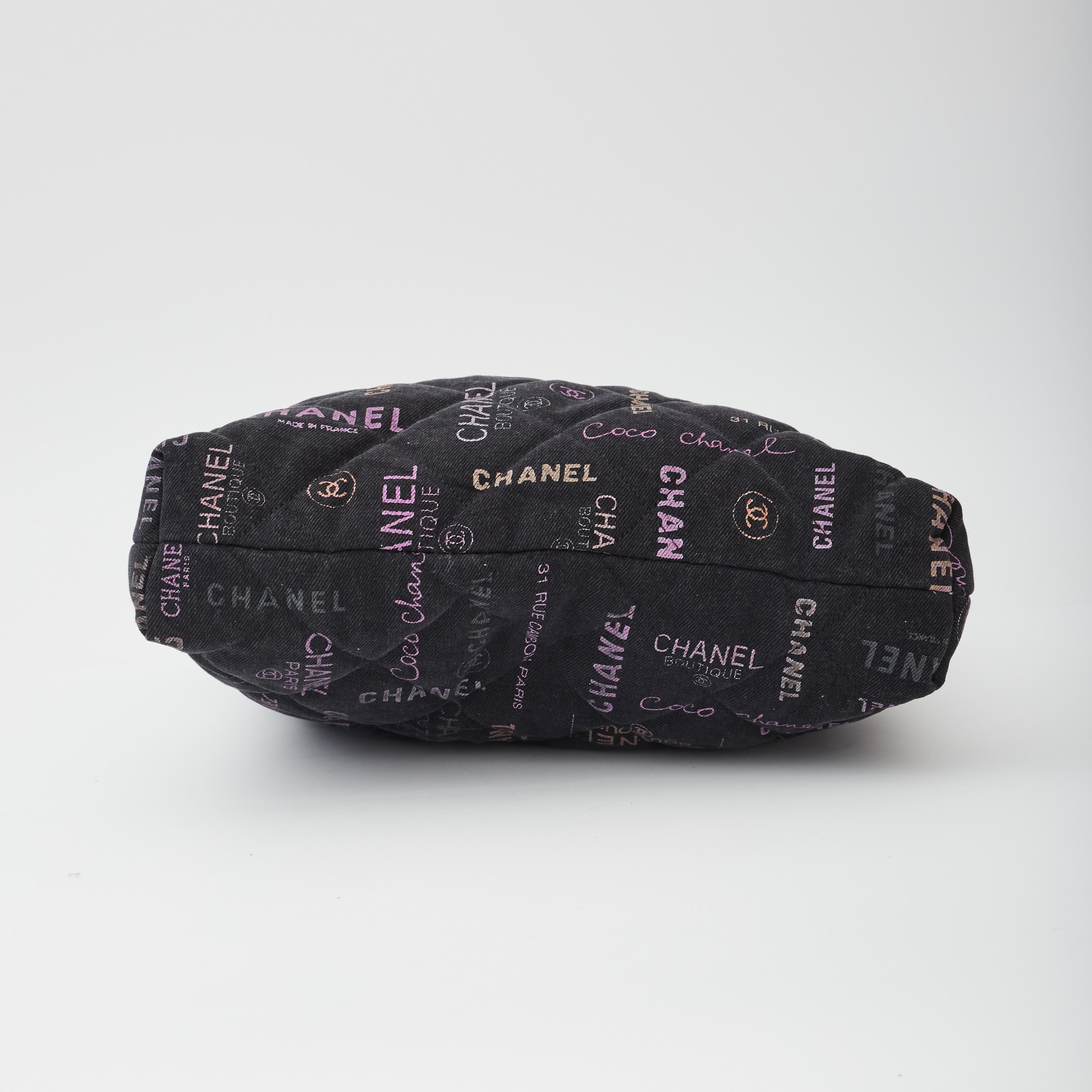Chanel Logotipo Impreso Denim Negro Graffiti Shopping Maxi Tote Bag (2021) en Nuevo Estado en Montreal, Quebec