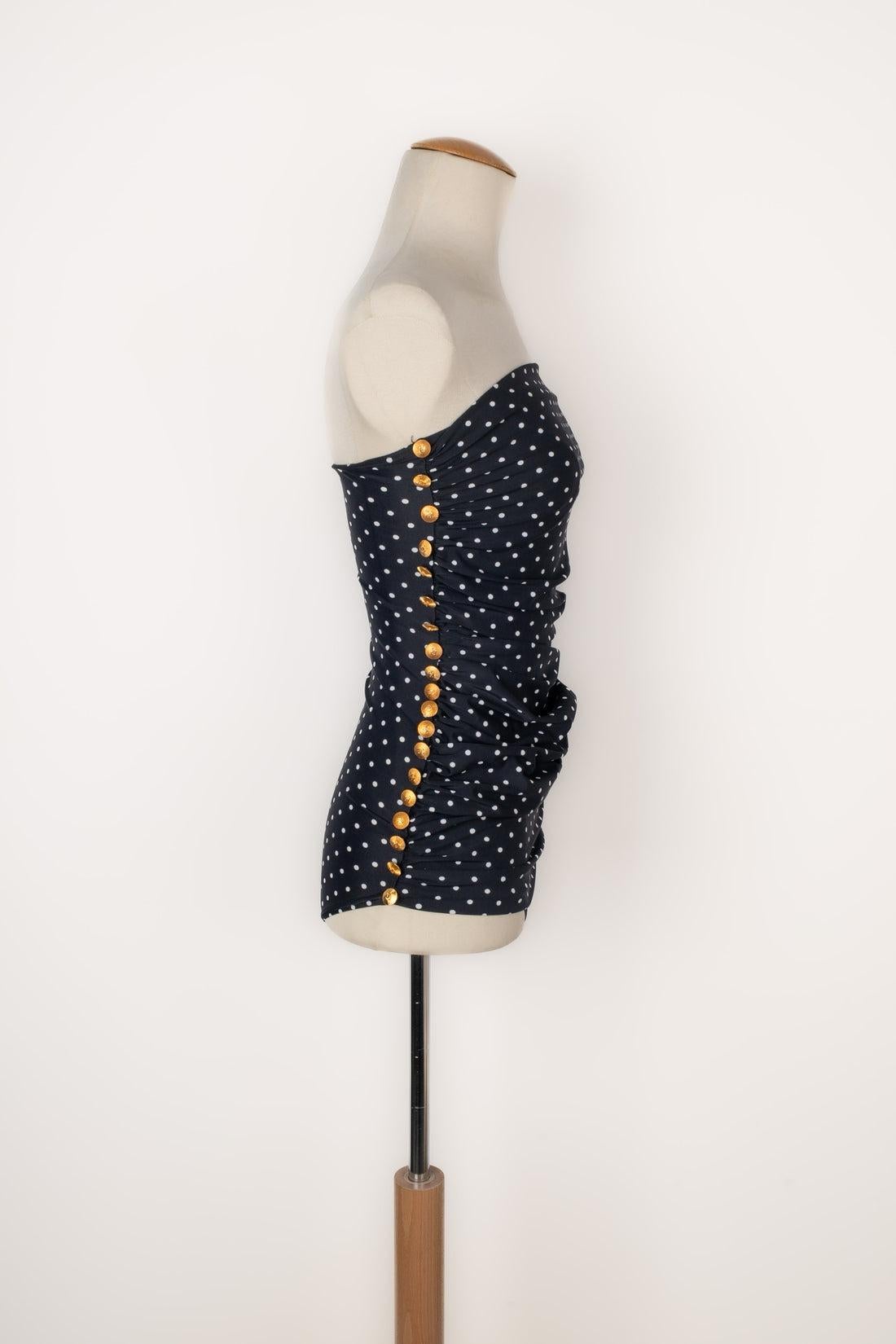 Chanel - One-piece swimsuit printed with white polka dots on a black background. No size indicated, it fits a 34FR/36FR. 1989 Spring-Summer Collection. Very good general condition, but brand name missing.

Additional information:
Condition: Very