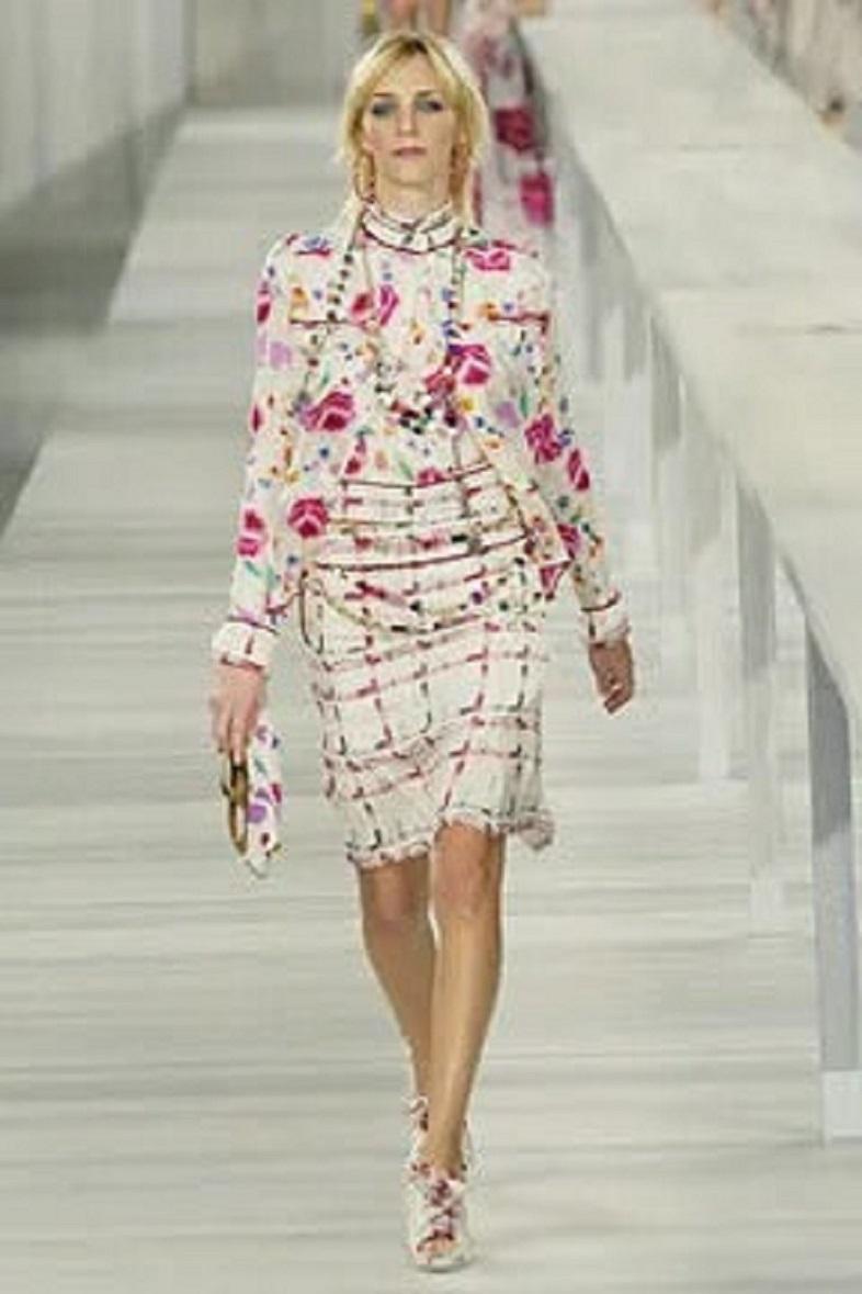 Chanel - (Made in France) Ensemble composé d'une chemise, d'un top et d'une jupe en soie imprimée et tweed. Taille 40FR. Collectional printemps/été 2004.

Informations complémentaires : 
Dimensions : Chemise : Largeur des épaules : 37 cm, Poitrine :