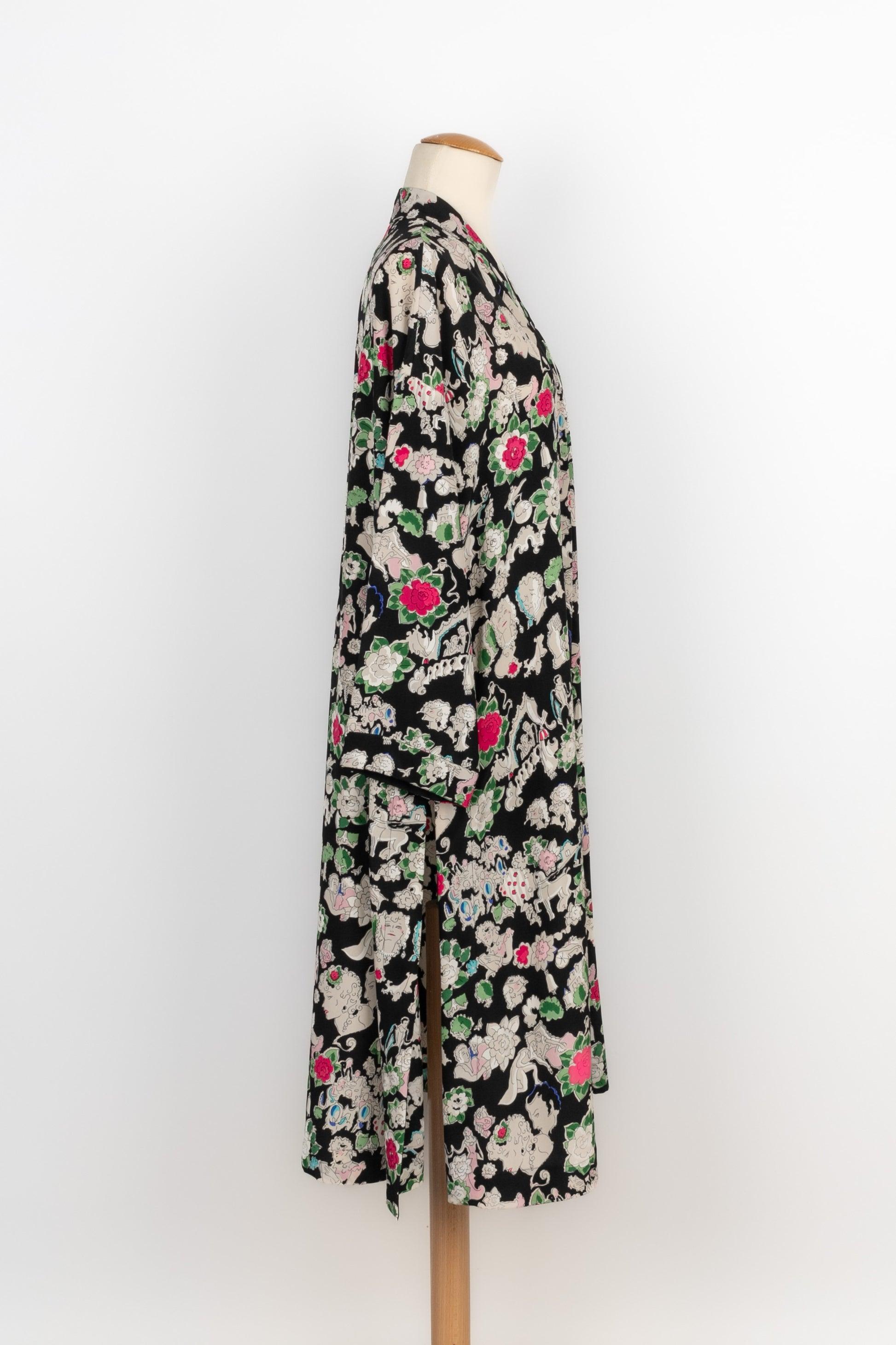 Chanel - (Made in France) Printed silk long cardigan. Size 34FR. Collection from the mid-1980s, under the artistic direction of Karl Lagerfeld.

Additional information:
Condition: Very good condition
Dimensions: Shoulder width: 64 cm - Sleeve
