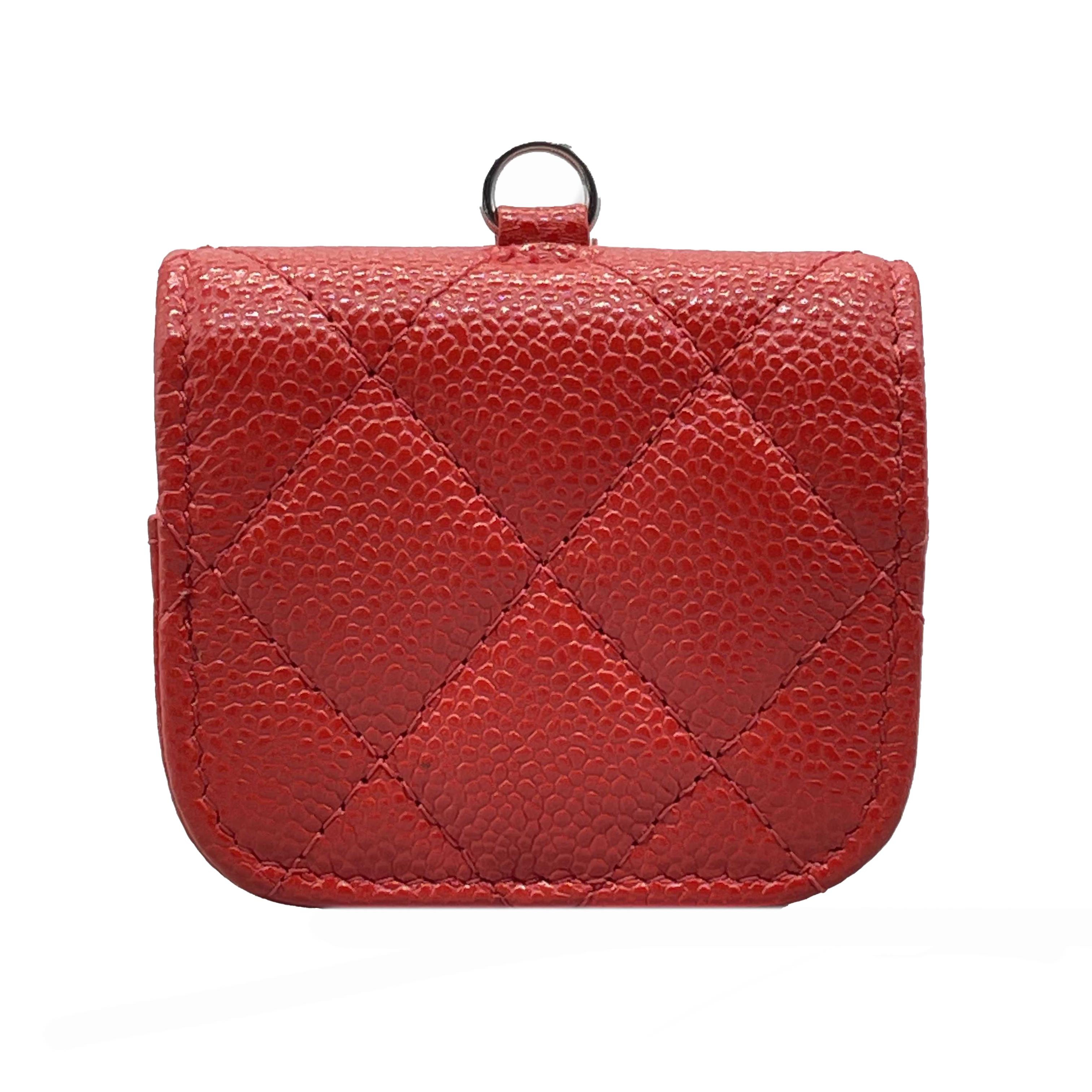 CHANEL - Pristine - Quilted Caviar Leather Airpod Pro Case/Necklace - Red, Silver-Toned Hardware - Accessories

Description

This Chanel Airpod Pro case/necklace is from the 2020-2021 collection.
It's crafted with quilted stitched caviar leather and