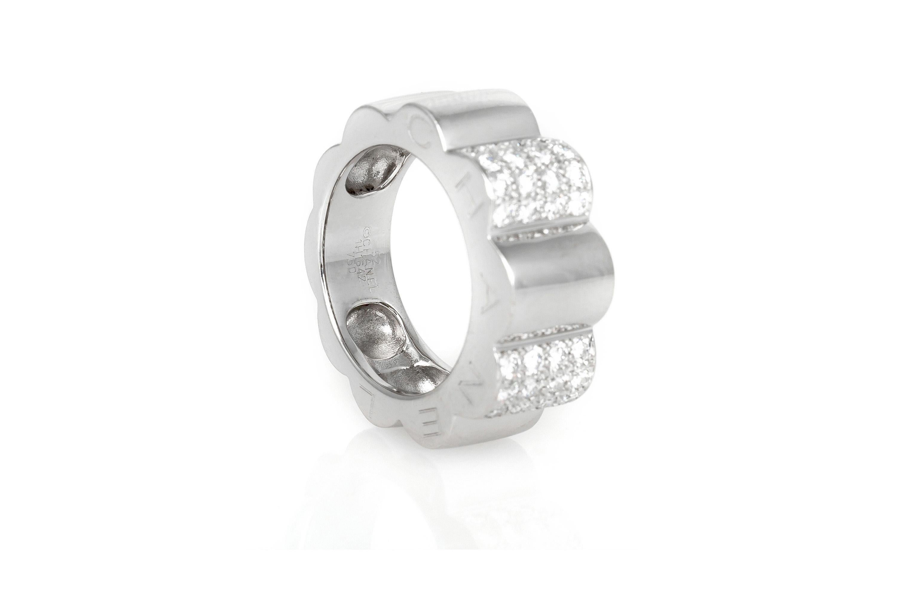 Anello A.Profiles De Camelia con diamanti di Chanel In condizioni buone in vendita a New York, NY