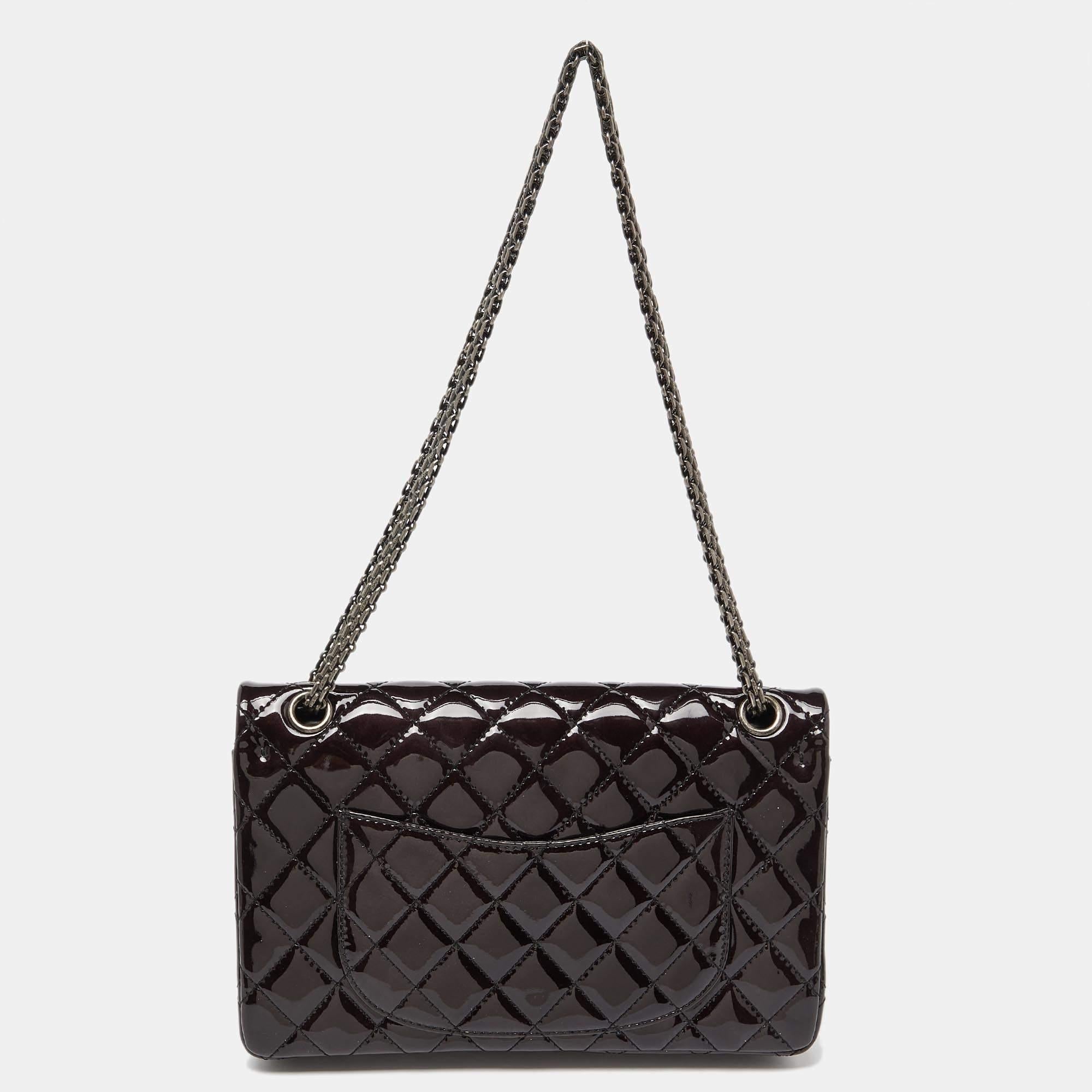 Chanel Prune Quilted Patent Leather Classic 2.55 Reissue 226 Double Flap Bag In Good Condition In Dubai, Al Qouz 2