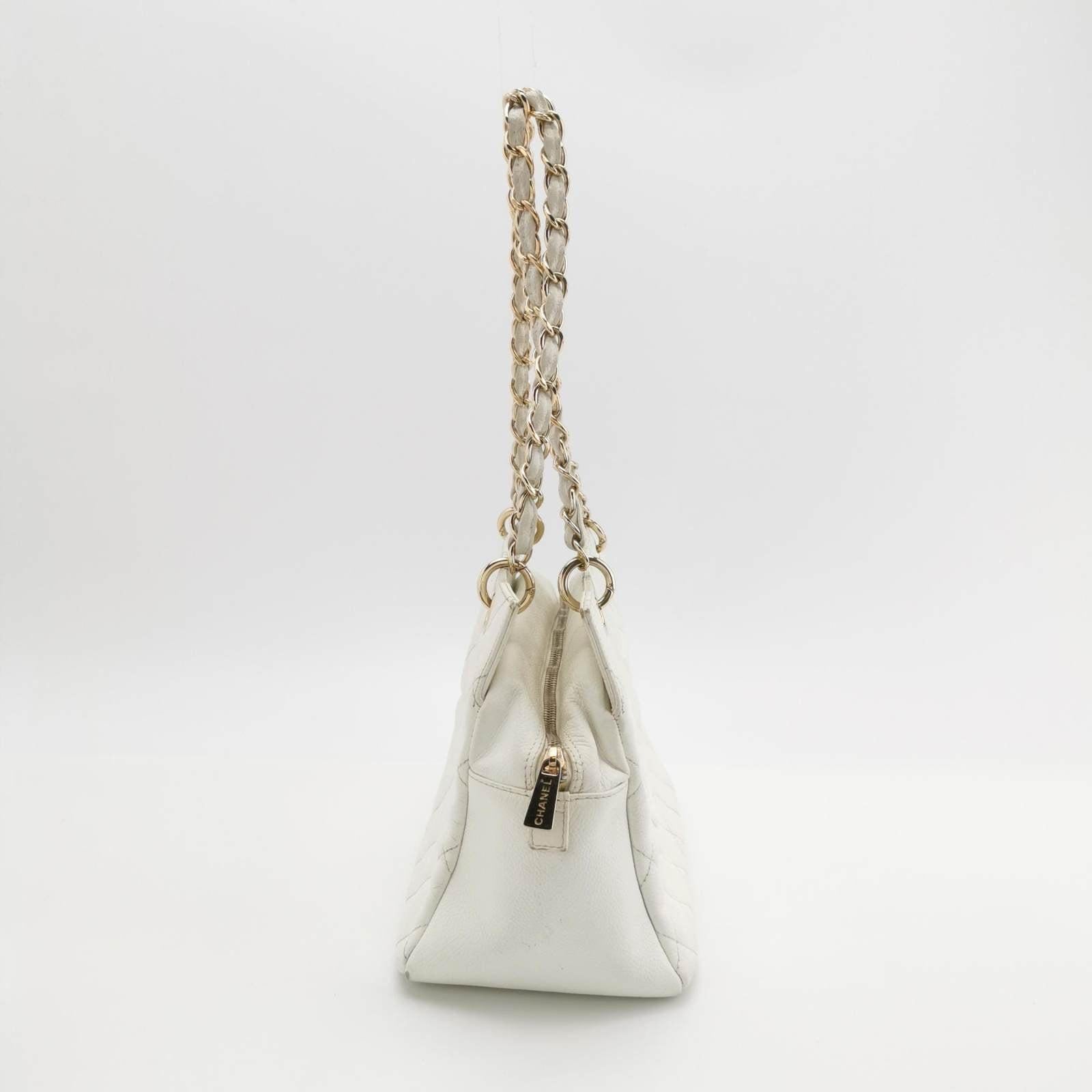 Chanel PST Petite Shopping Tote 2002 White Caviar Leather Chain Bag In Good Condition In AUBERVILLIERS, FR