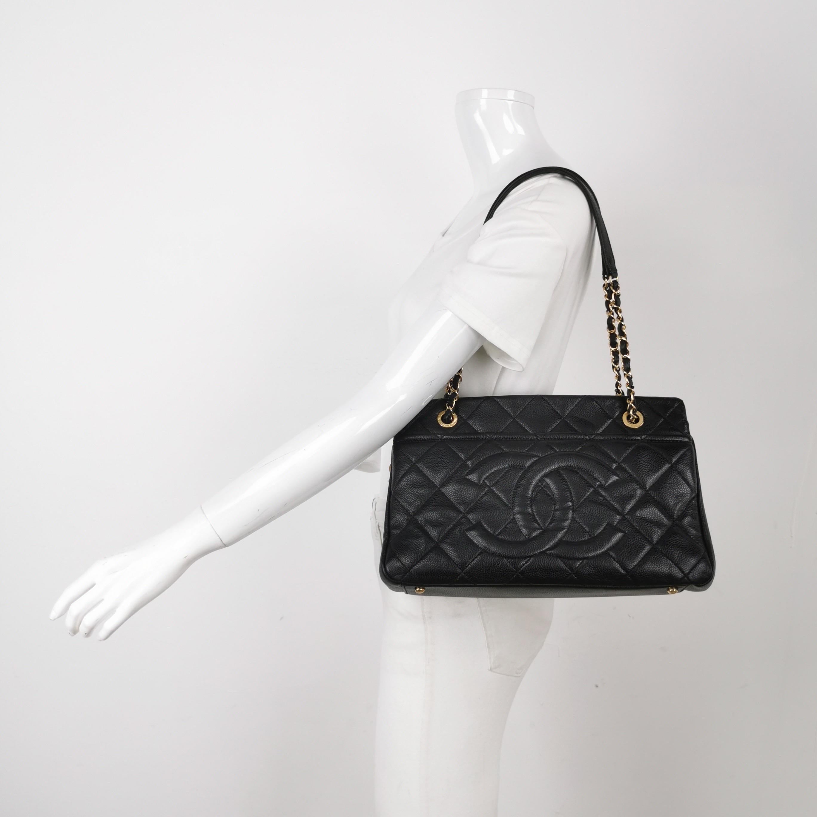 Discontinué en 2015, le sac fourre-tout Grand Shopping est l'une des raretés de Chanel que l'on conserve précieusement. Cette version affiche un design classique avec le matelassage en losange signature dans un cuir beige caviar intemporel.

Condit