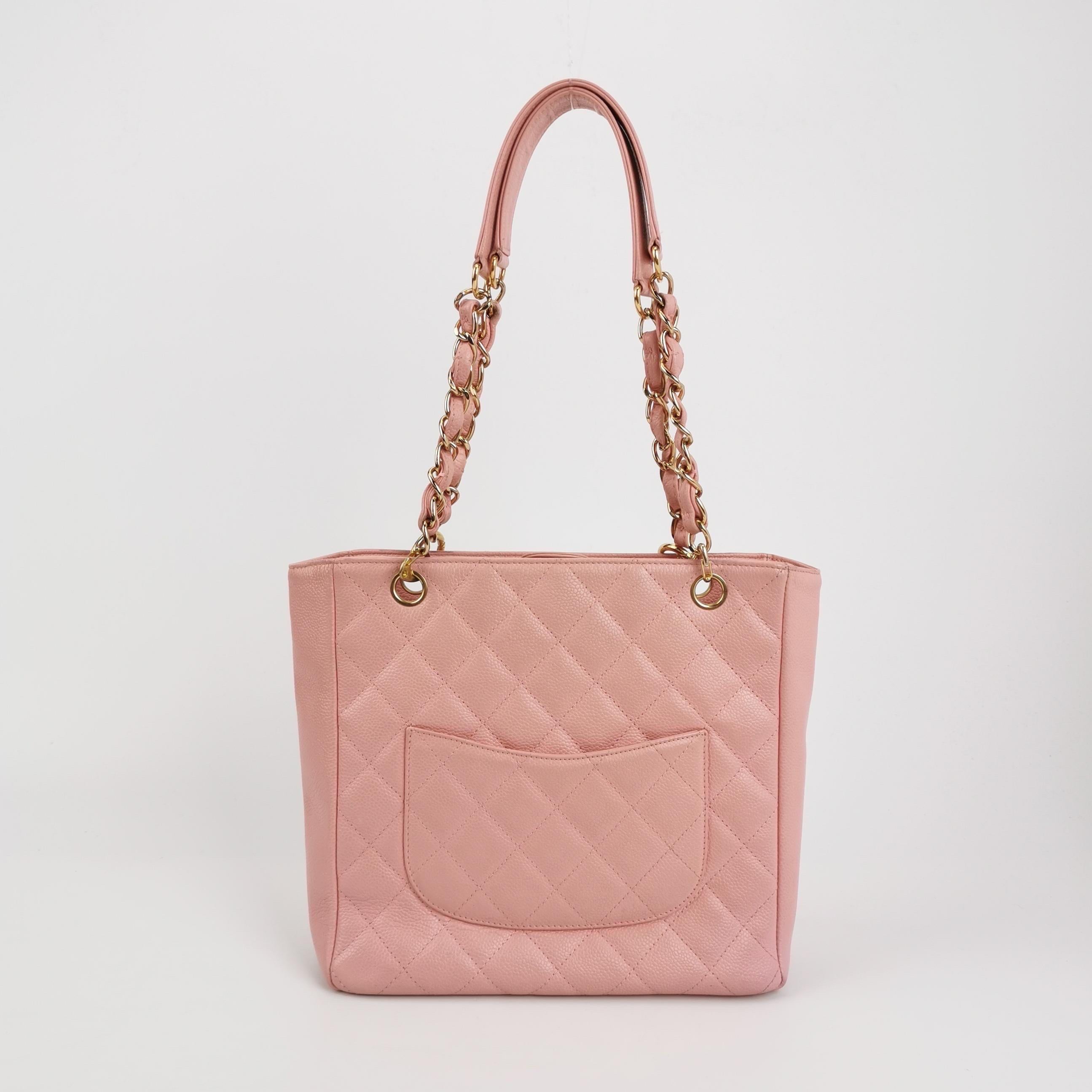 Chanel PST Petite Shopping Tote Pink Caviar Leather Gold Hardware, 2004-2005
  Il s'agit de photos professionnelles du sac offert par Luxbags.
  Discontinué en 2015, le sac fourre-tout Grand Shopping est l'une des raretés de Chanel que l'on conserve