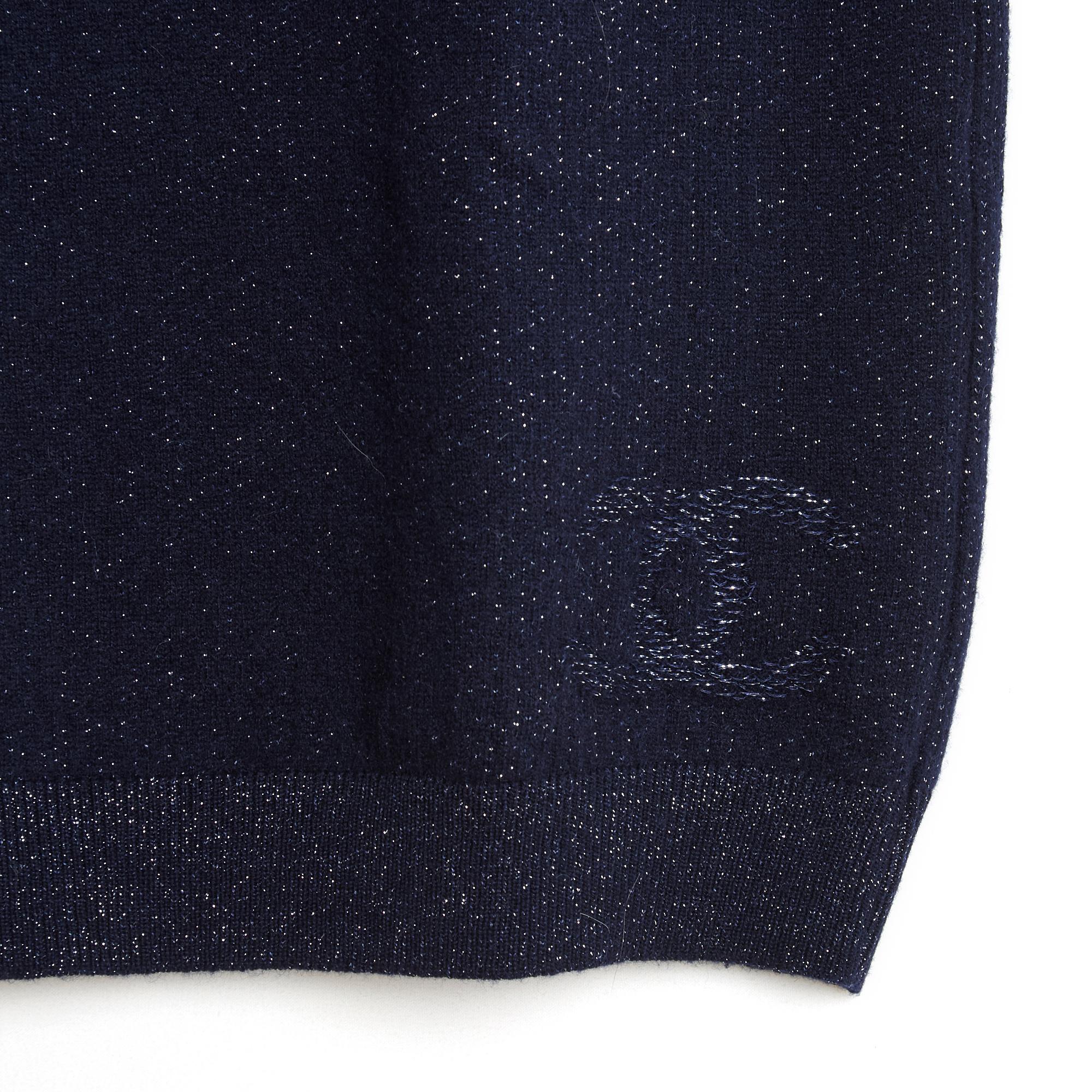 Chanel sweater in navy blue cashmere knit and silver lurex, turtleneck, short raglan sleeves, bib enhanced with lurex, CC logo at the bottom of the sweater, ribbed finishes. No more composition or size label but the measurements indicate a 40FR: