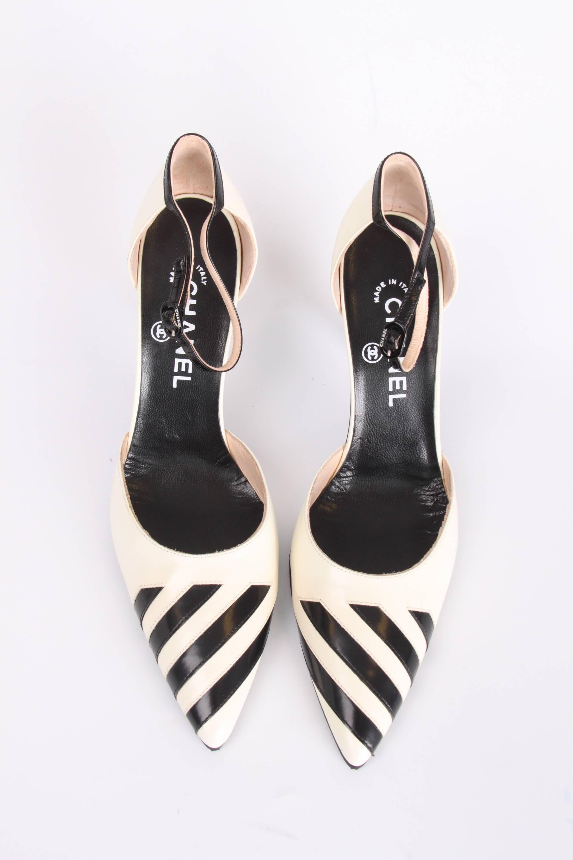 Women's Chanel Pumps - black & white leather  For Sale