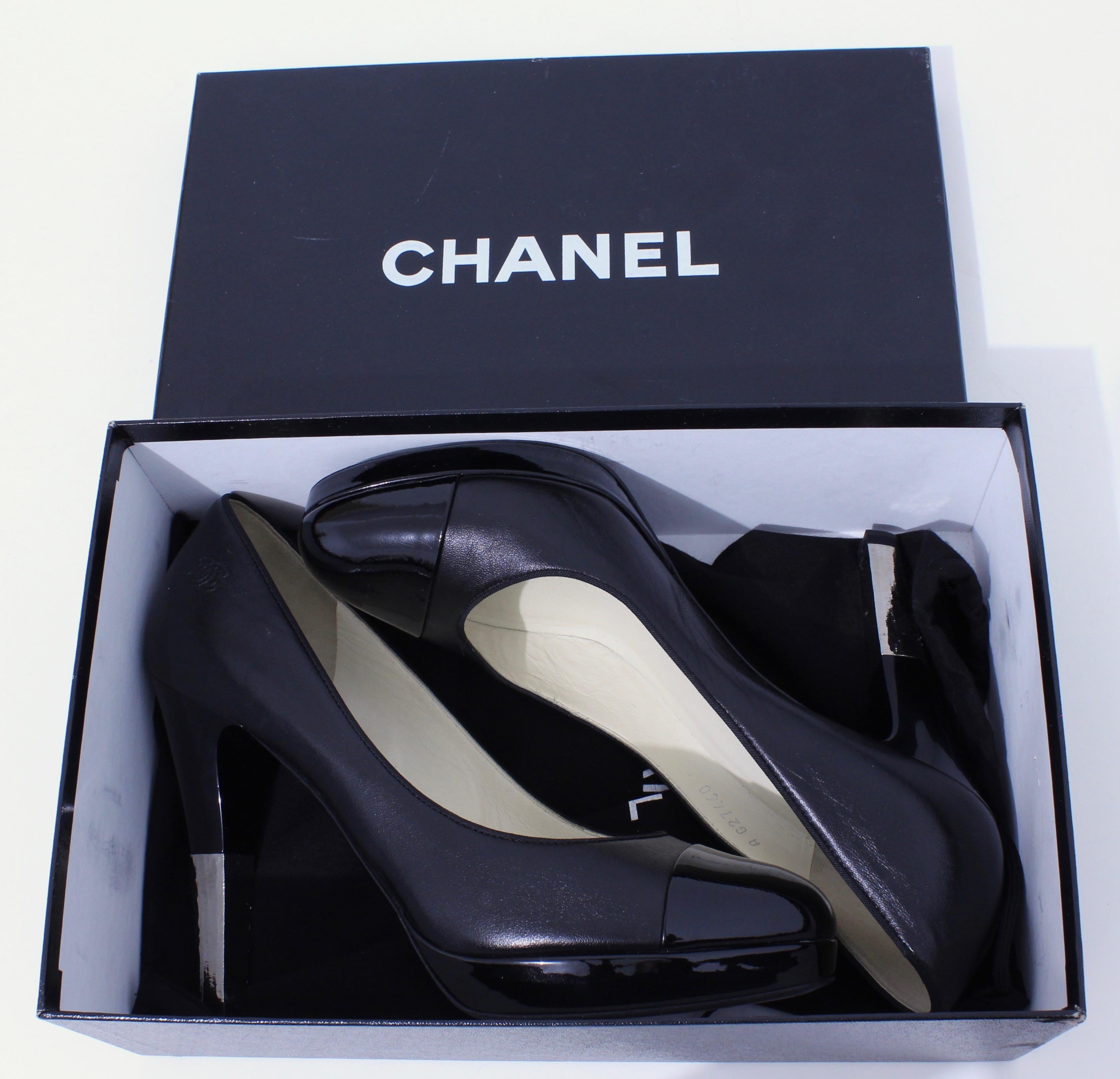 Chanel Pumps Heels Black Leather and Patent Cap Toe CC Logo Size 39.5 with Box  For Sale 8