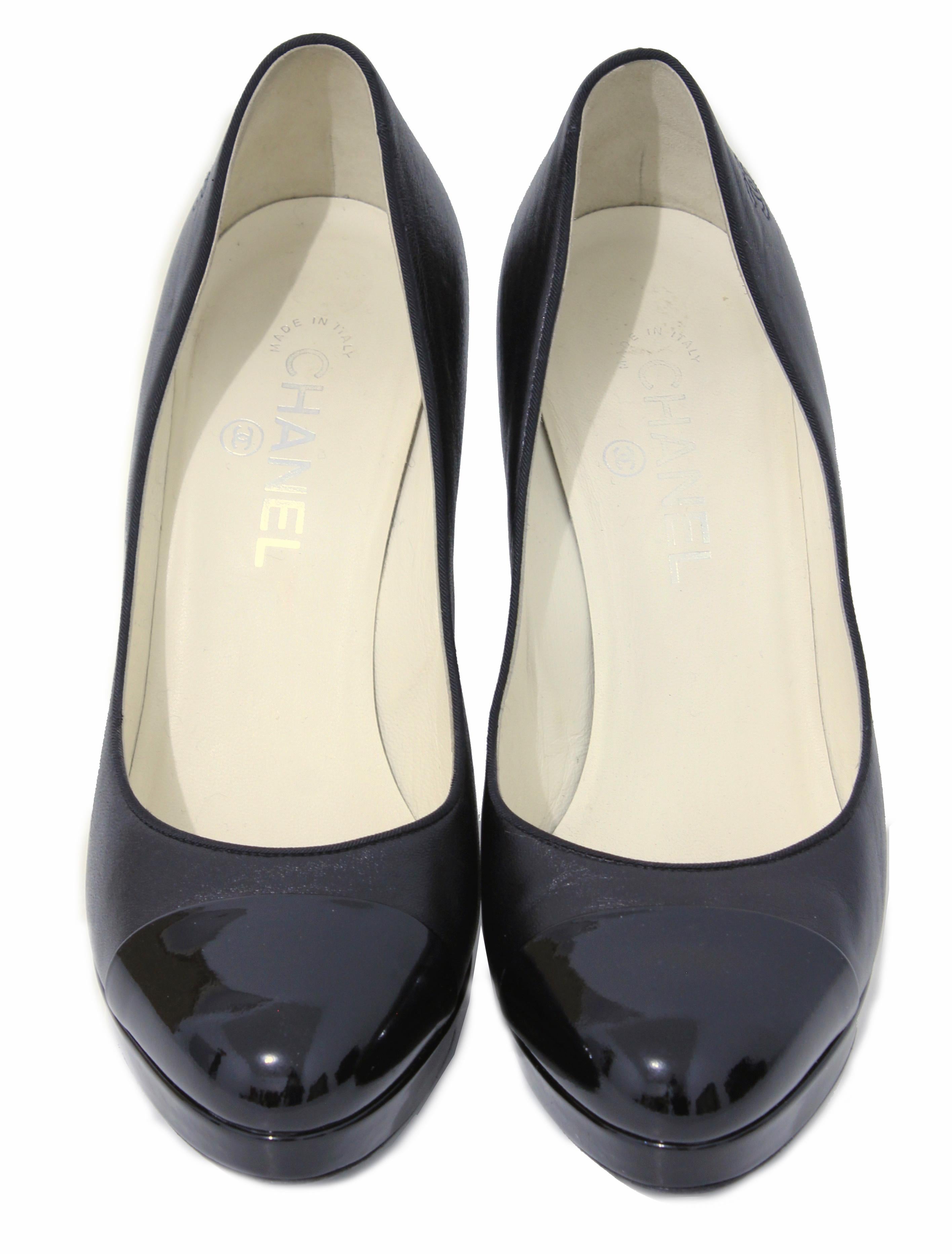 Escarpins Chanel à talons en cuir noir et bouts vernis avec logo CC, taille 39,5 avec boîte Bon état - En vente à Port Saint Lucie, FL