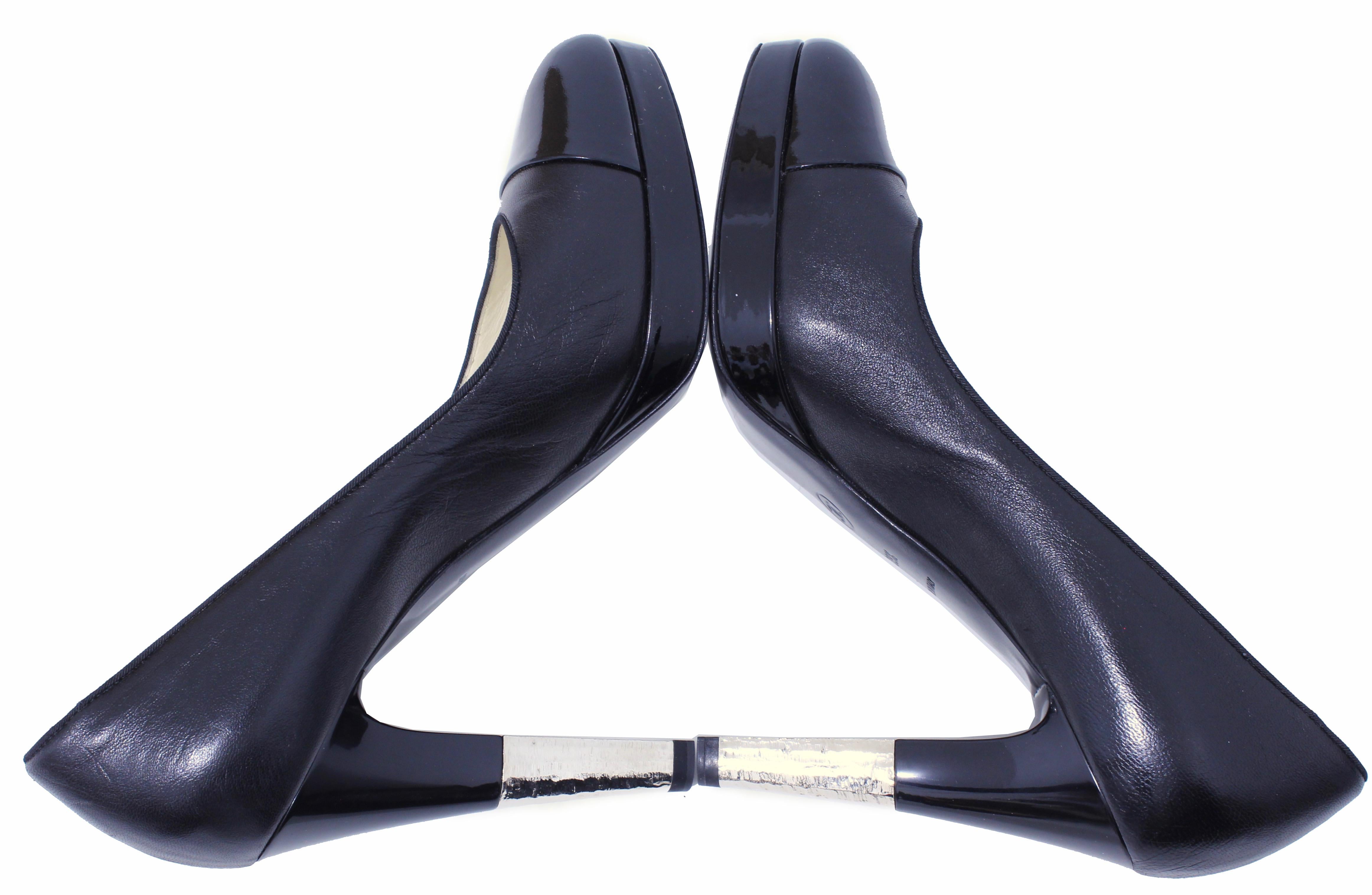 Escarpins Chanel à talons en cuir noir et bouts vernis avec logo CC, taille 39,5 avec boîte  en vente 1