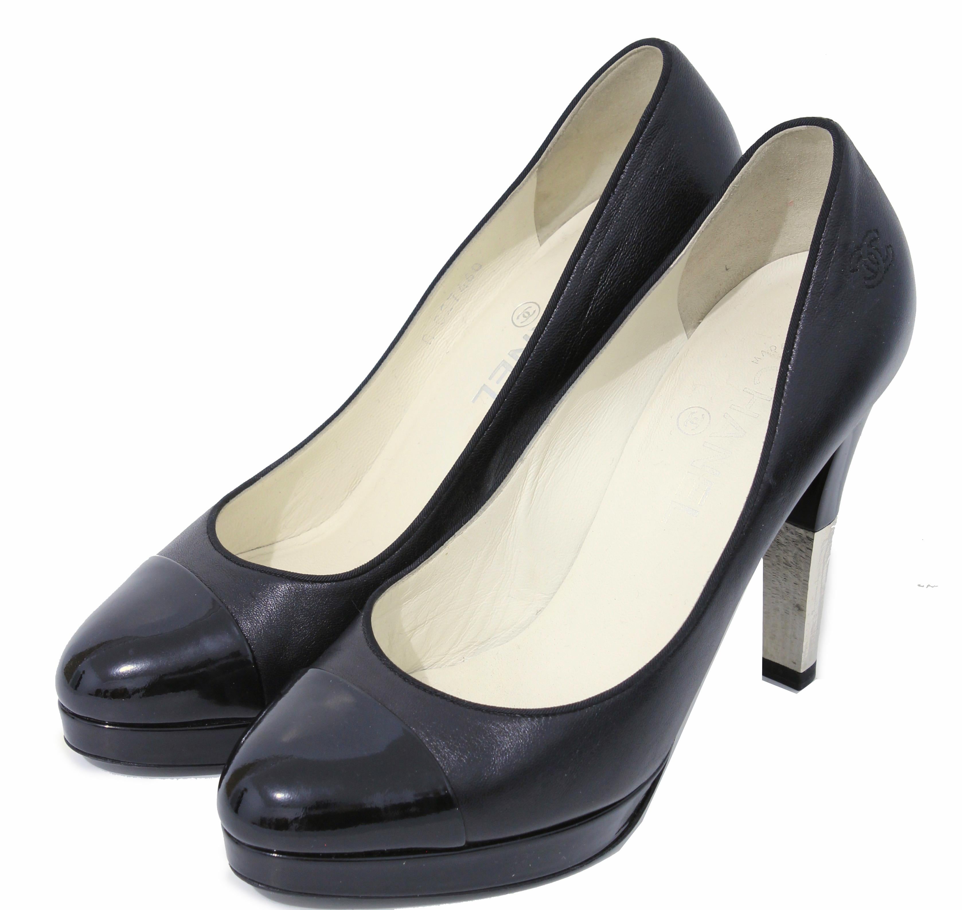Chanel Pumps Heels Black Leather and Patent Cap Toe CC Logo Size 39.5 with Box  For Sale 2