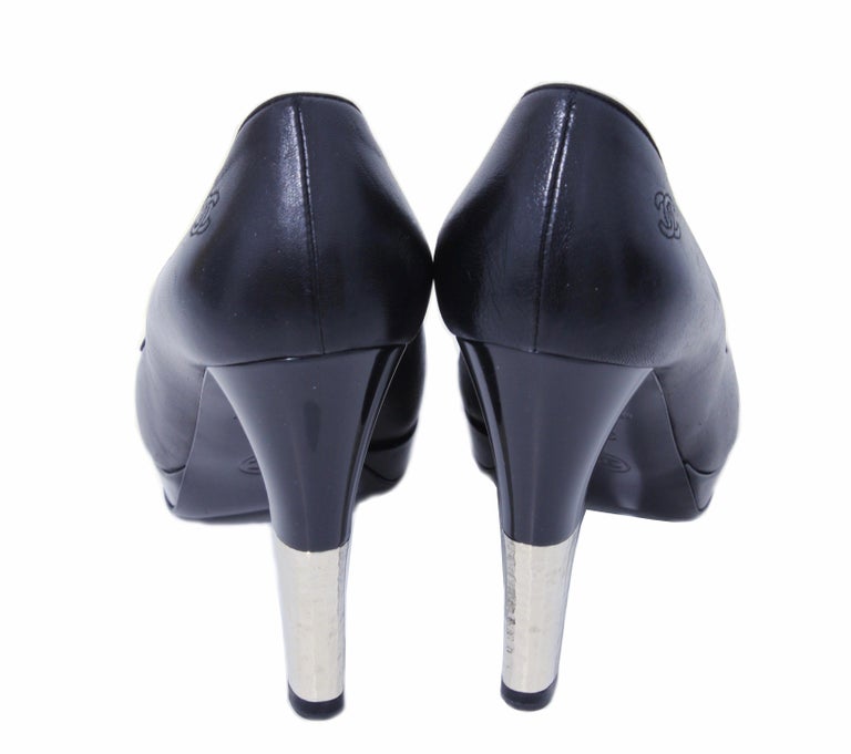 Chanel Pumps Heels Black Leather and Patent Cap Toe CC Logo Size 39.5 with Box  For Sale 4