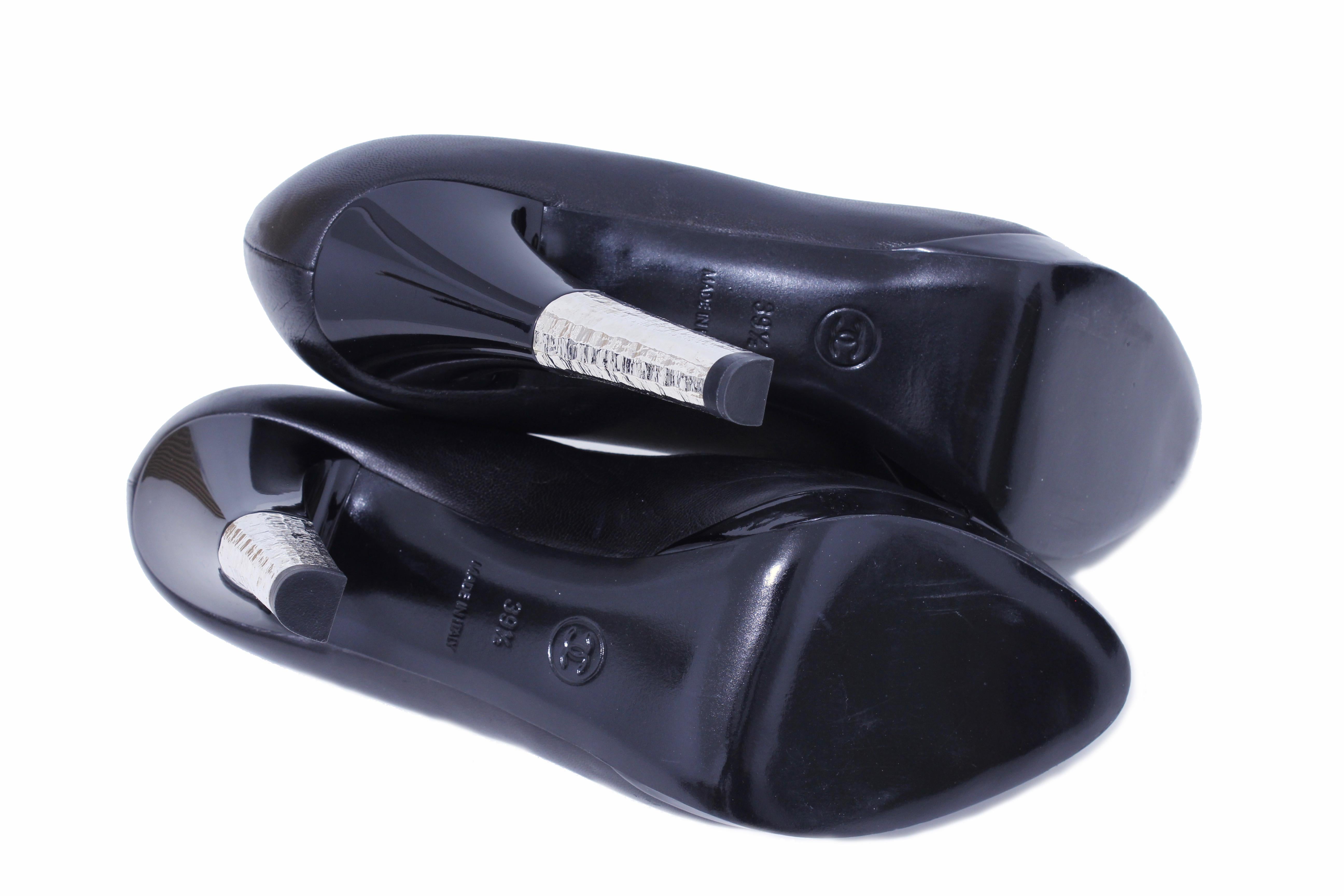 Escarpins Chanel à talons en cuir noir et bouts vernis avec logo CC, taille 39,5 avec boîte  en vente 5