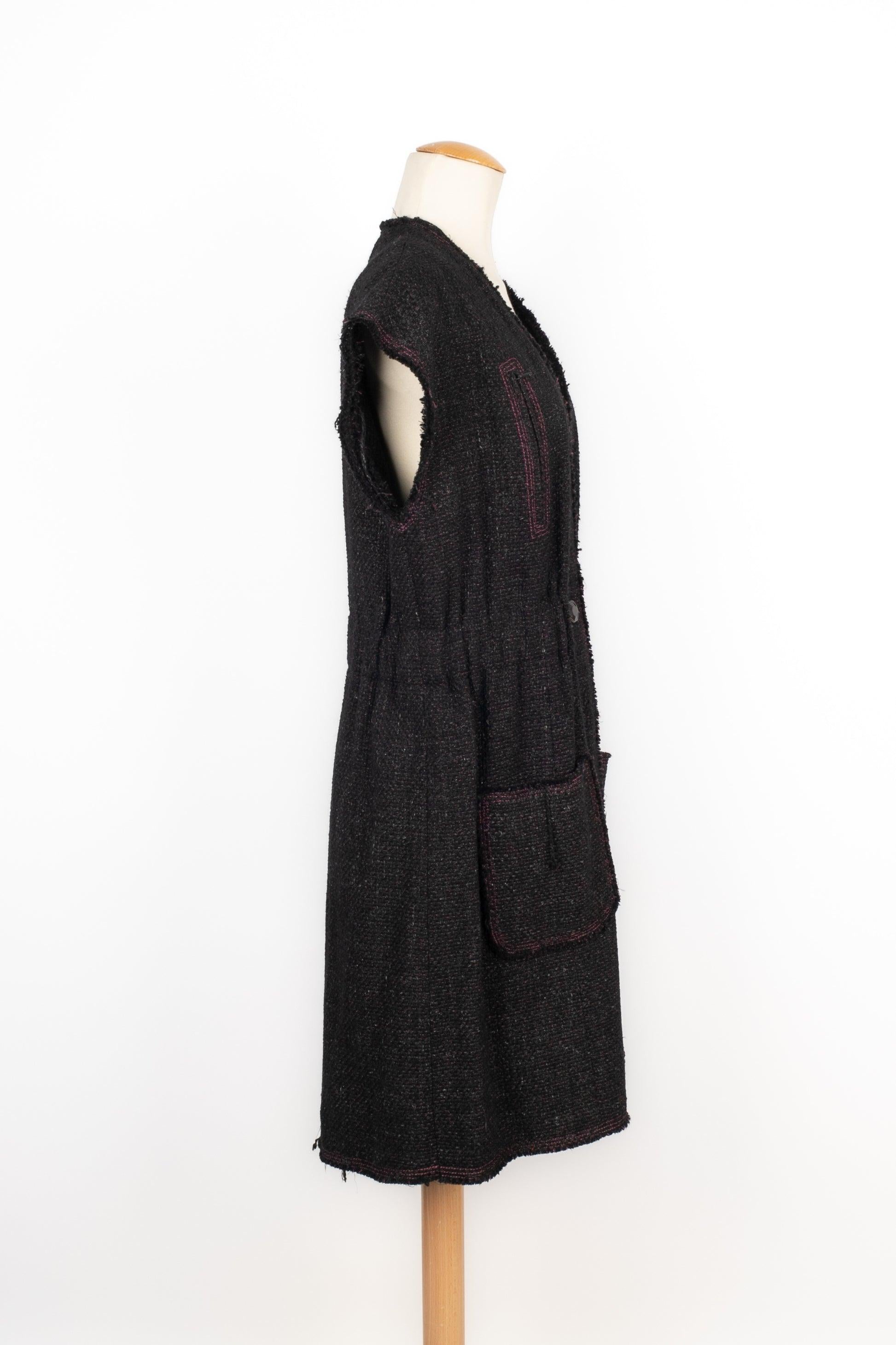 Chanel - (Fabricado en Francia) Vestido de tweed en tonos morados y negros. Se indica la talla 44FR.

Más información:
Estado: Buen estado
Dimensiones: Pecho: 54 cm - Cintura: 43 cm - Largo: 98 cm

Referencia del vendedor: VR51