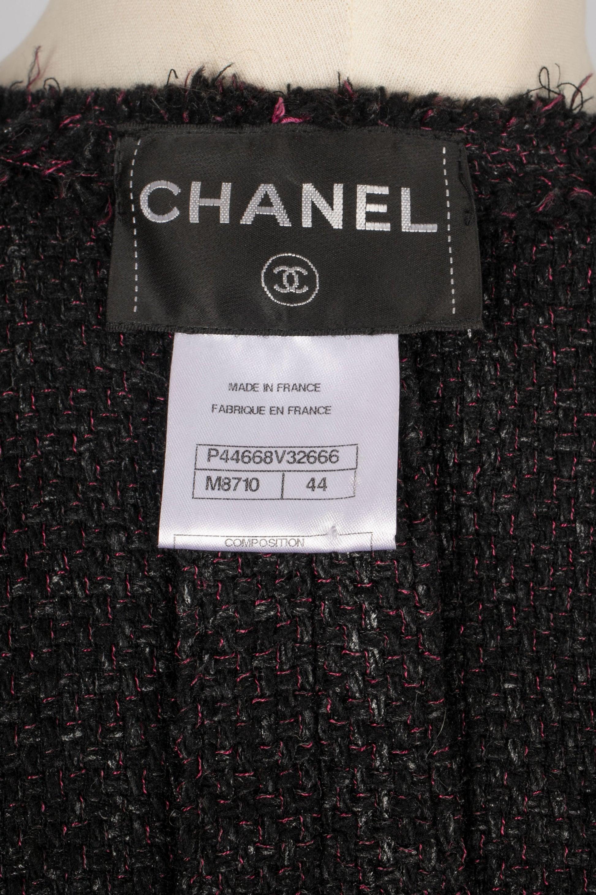 Vestido Chanel de tweed en tonos morados y negros en venta 3