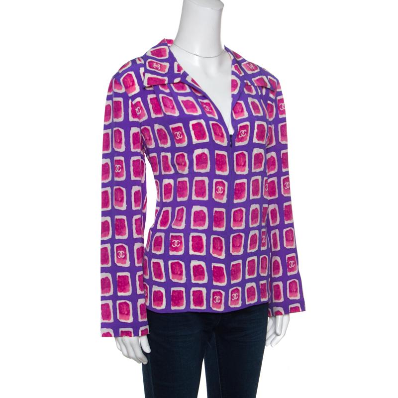 Chanel brings you this lovely blouse that has been made from silk. It carries gorgeous watercolour and CC prints all over and it also features a front zipper and long sleeves. You'll look great when you wear this creation with your skinny jeans or