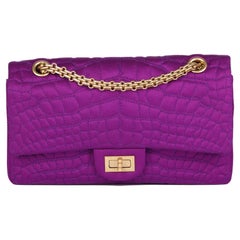 CHANEL Sac à double rabat en satin brodé de crocodile violet 2.55 224 réédition